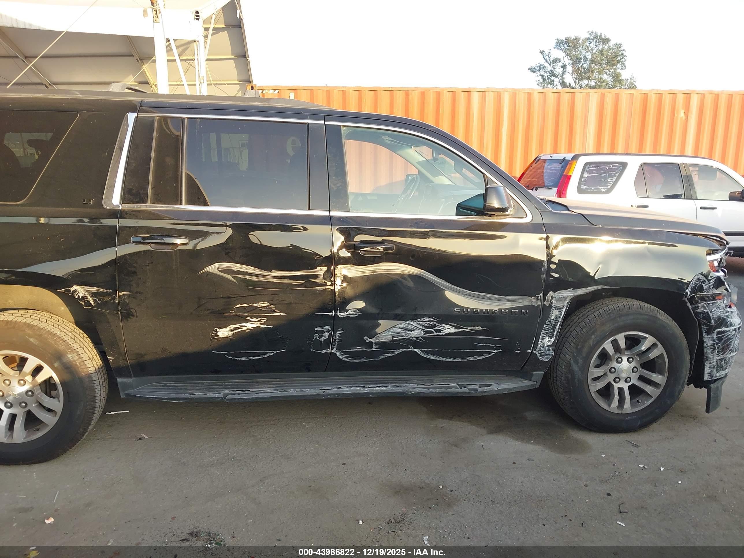 CHEVROLET SUBURBAN image 6