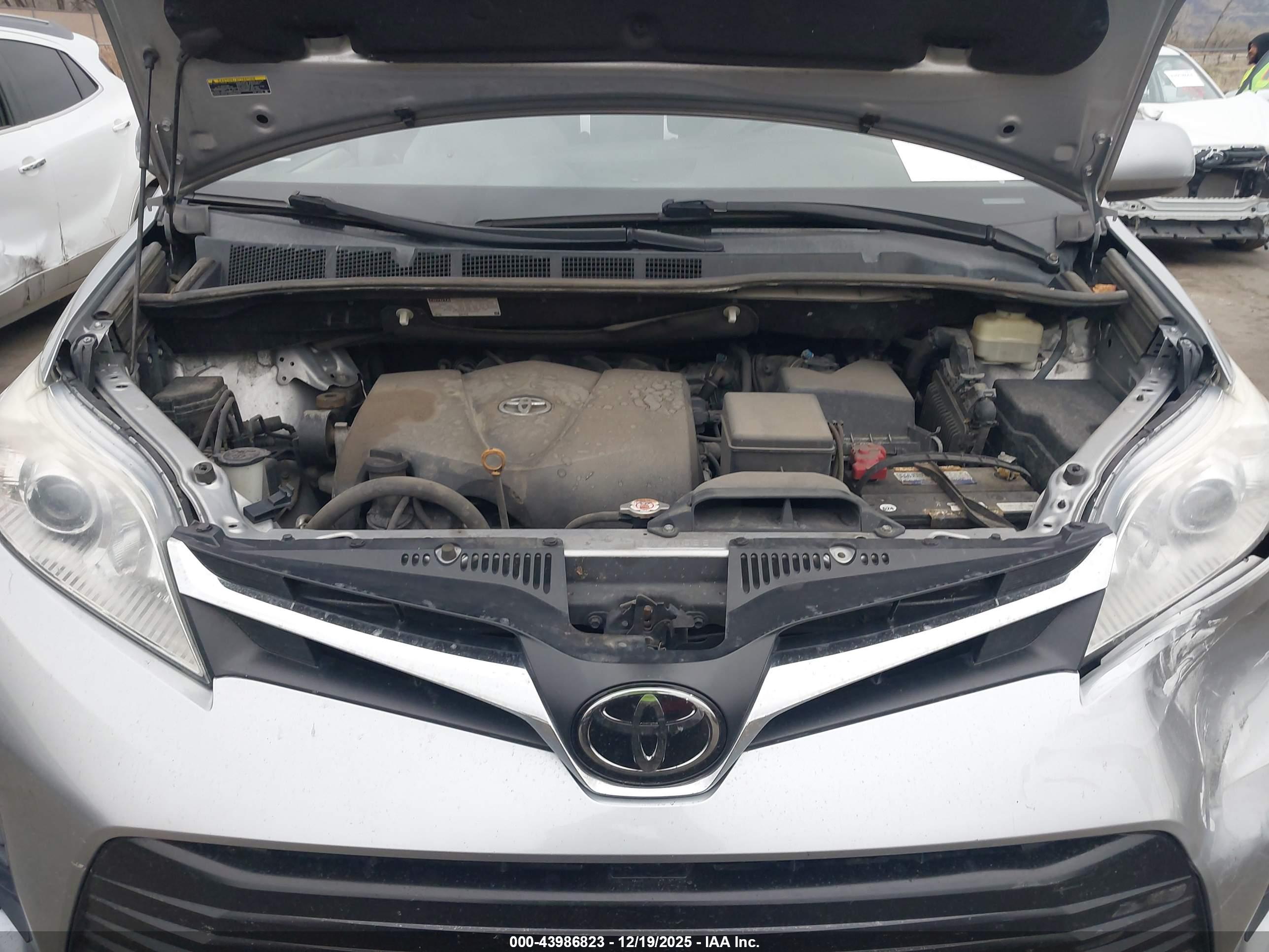 TOYOTA SIENNA image 10