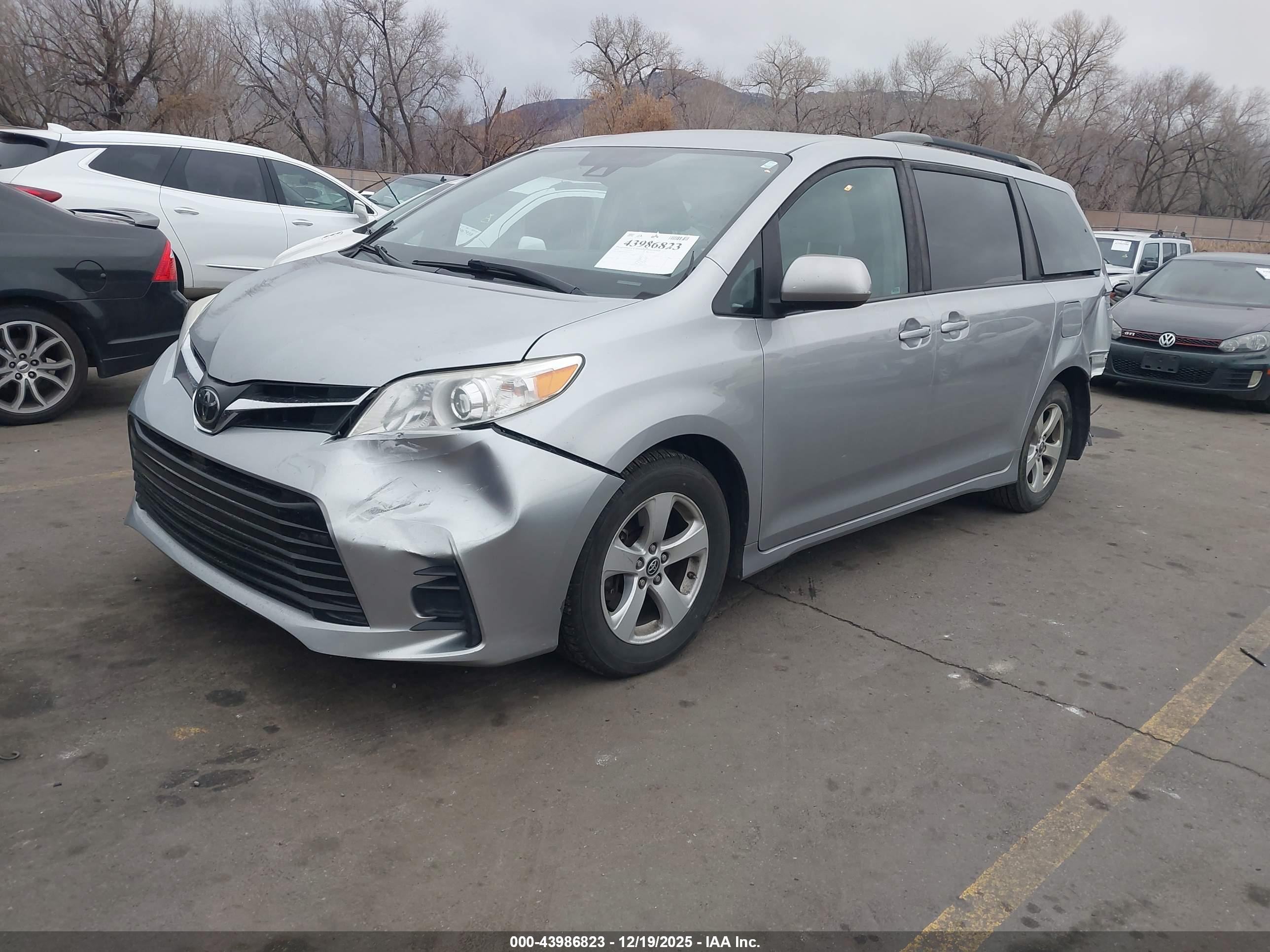 TOYOTA SIENNA image 2