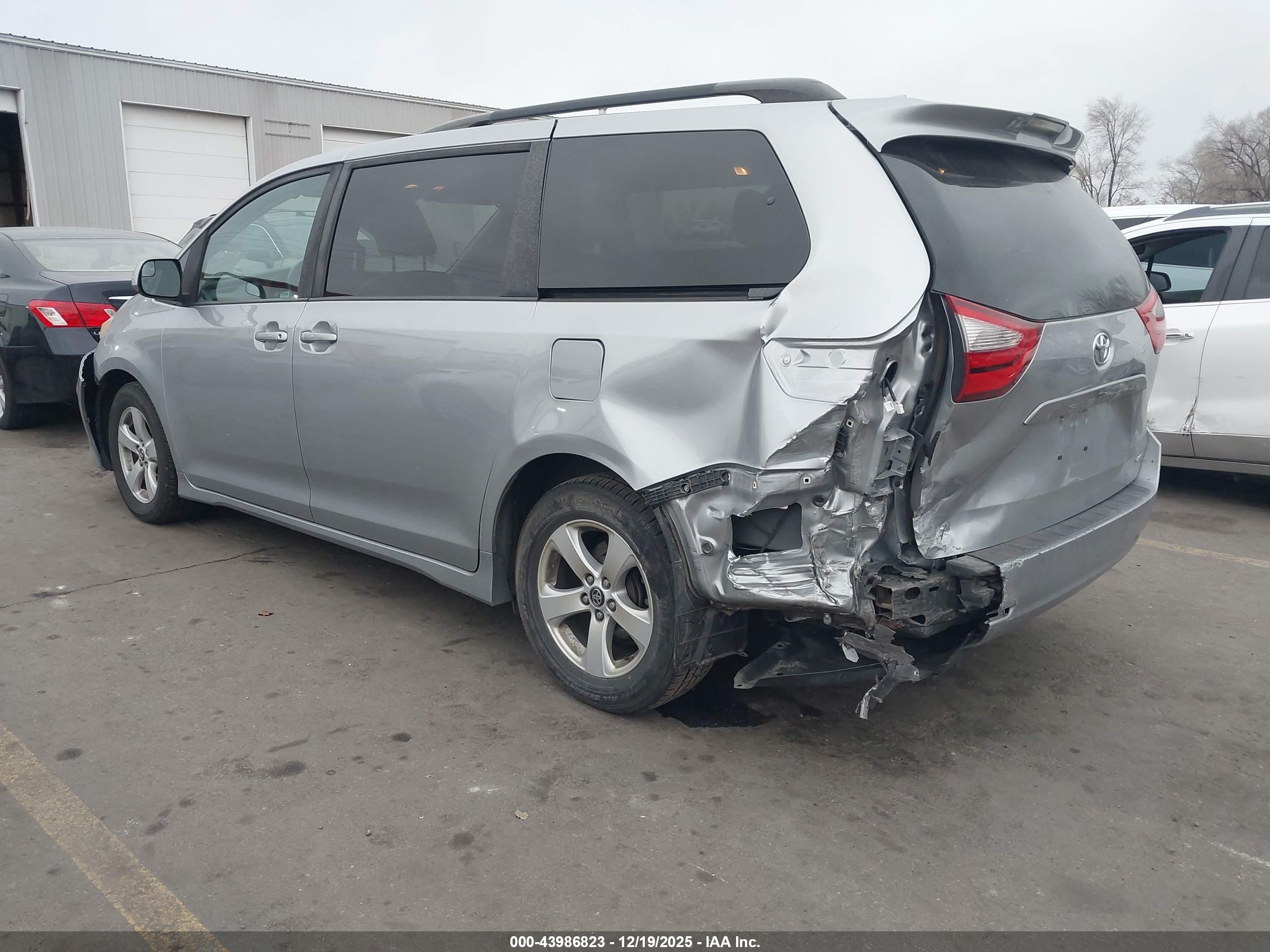 TOYOTA SIENNA image 3