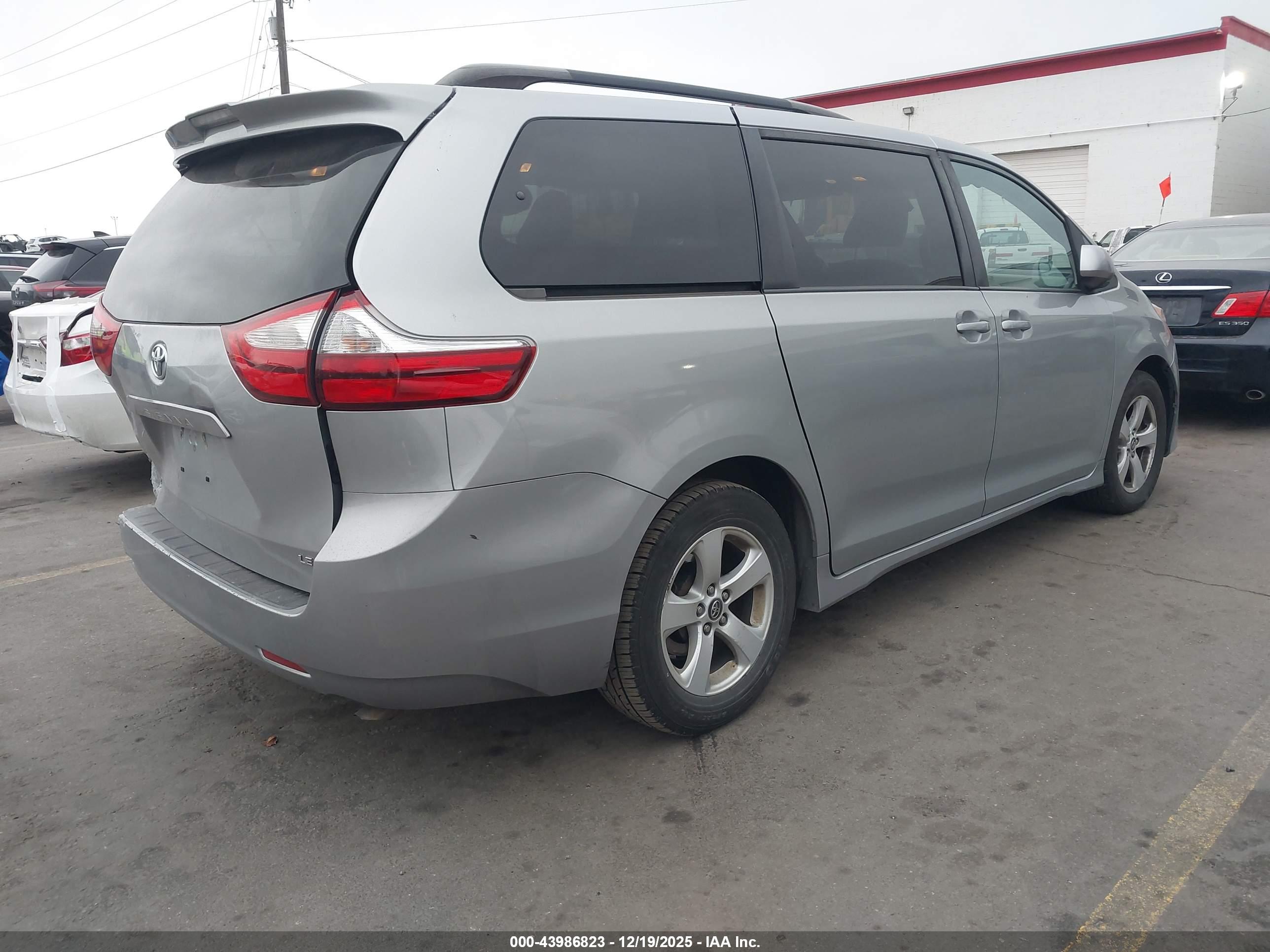 TOYOTA SIENNA image 4