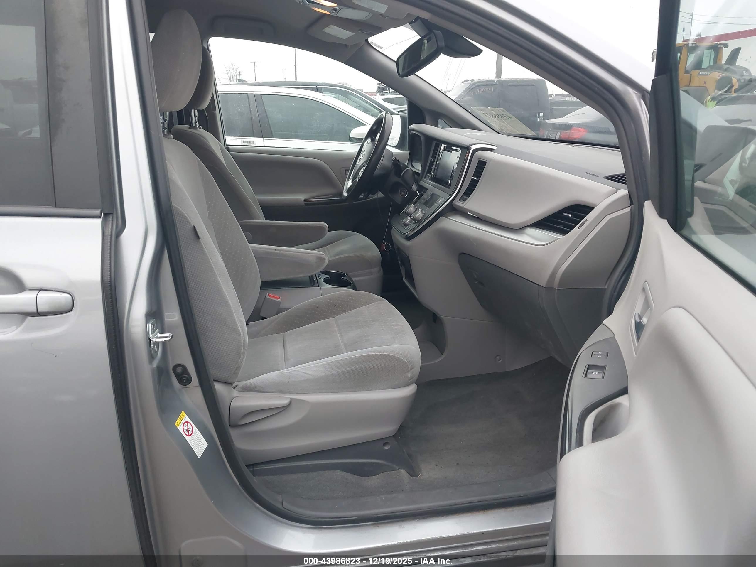 TOYOTA SIENNA image 5