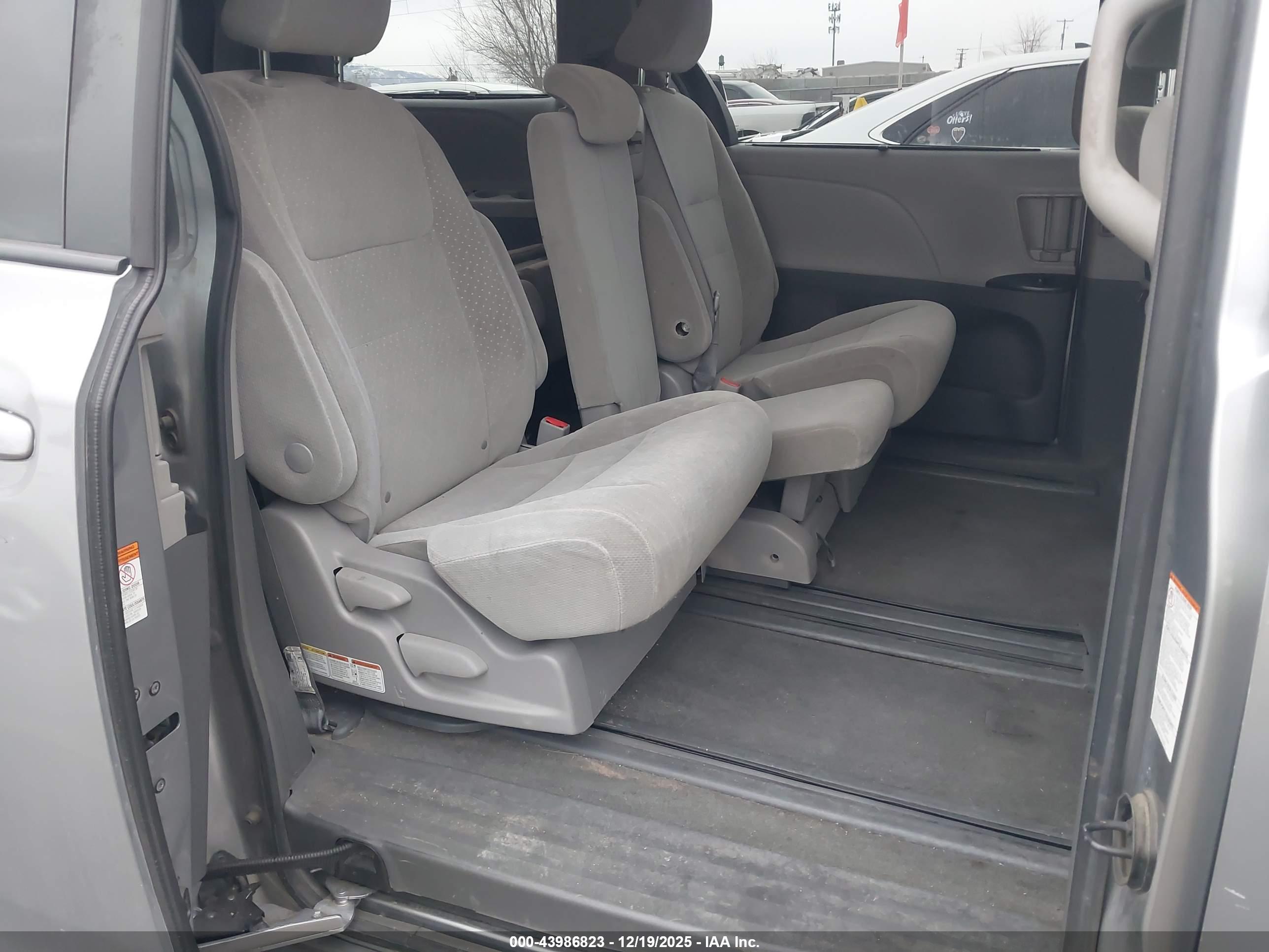 TOYOTA SIENNA image 8