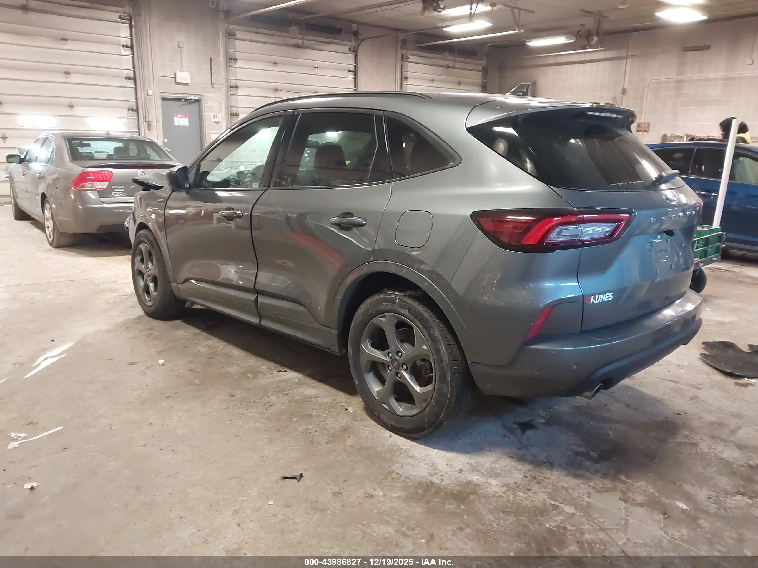 FORD ESCAPE image 3
