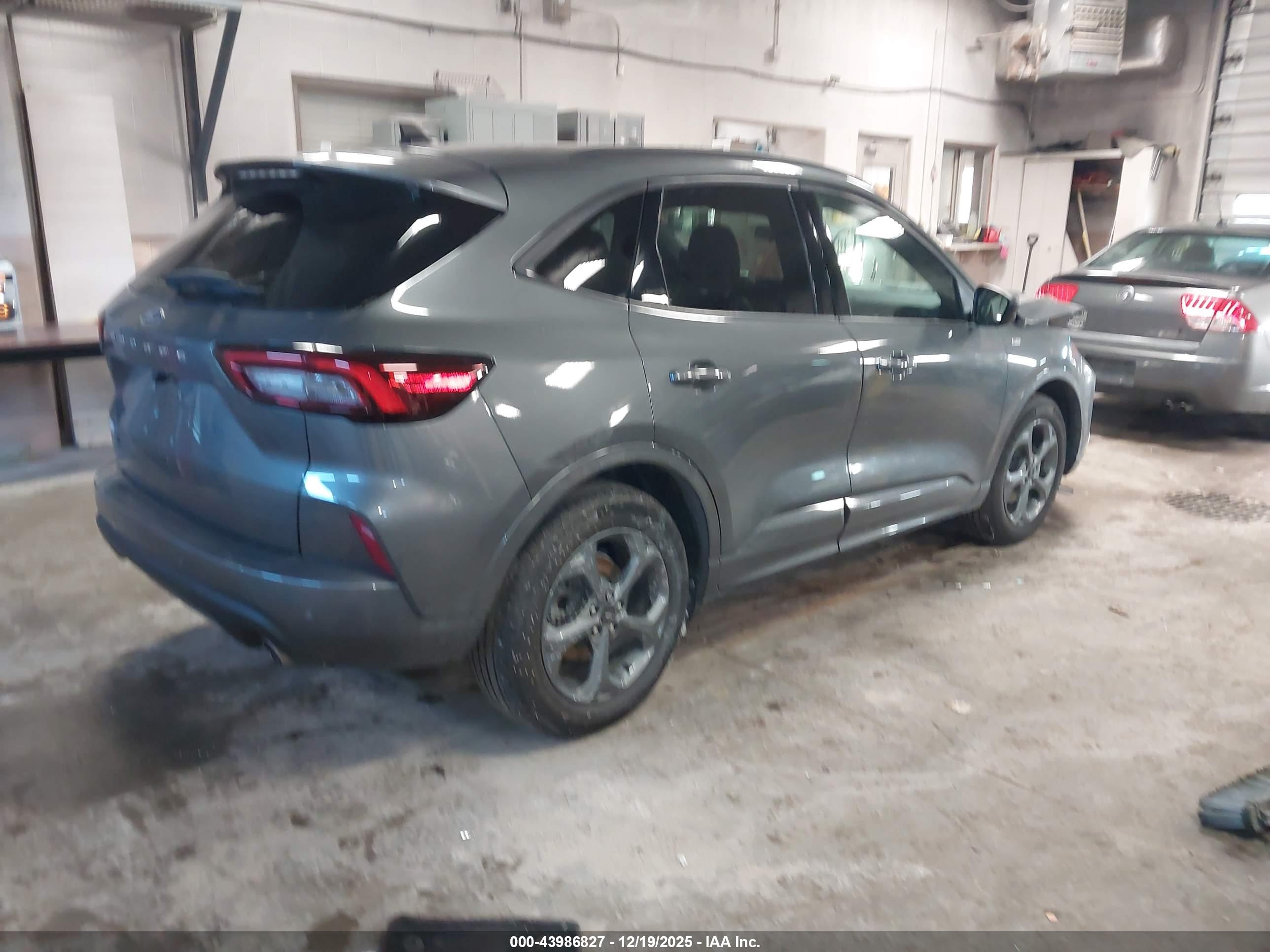 FORD ESCAPE image 4