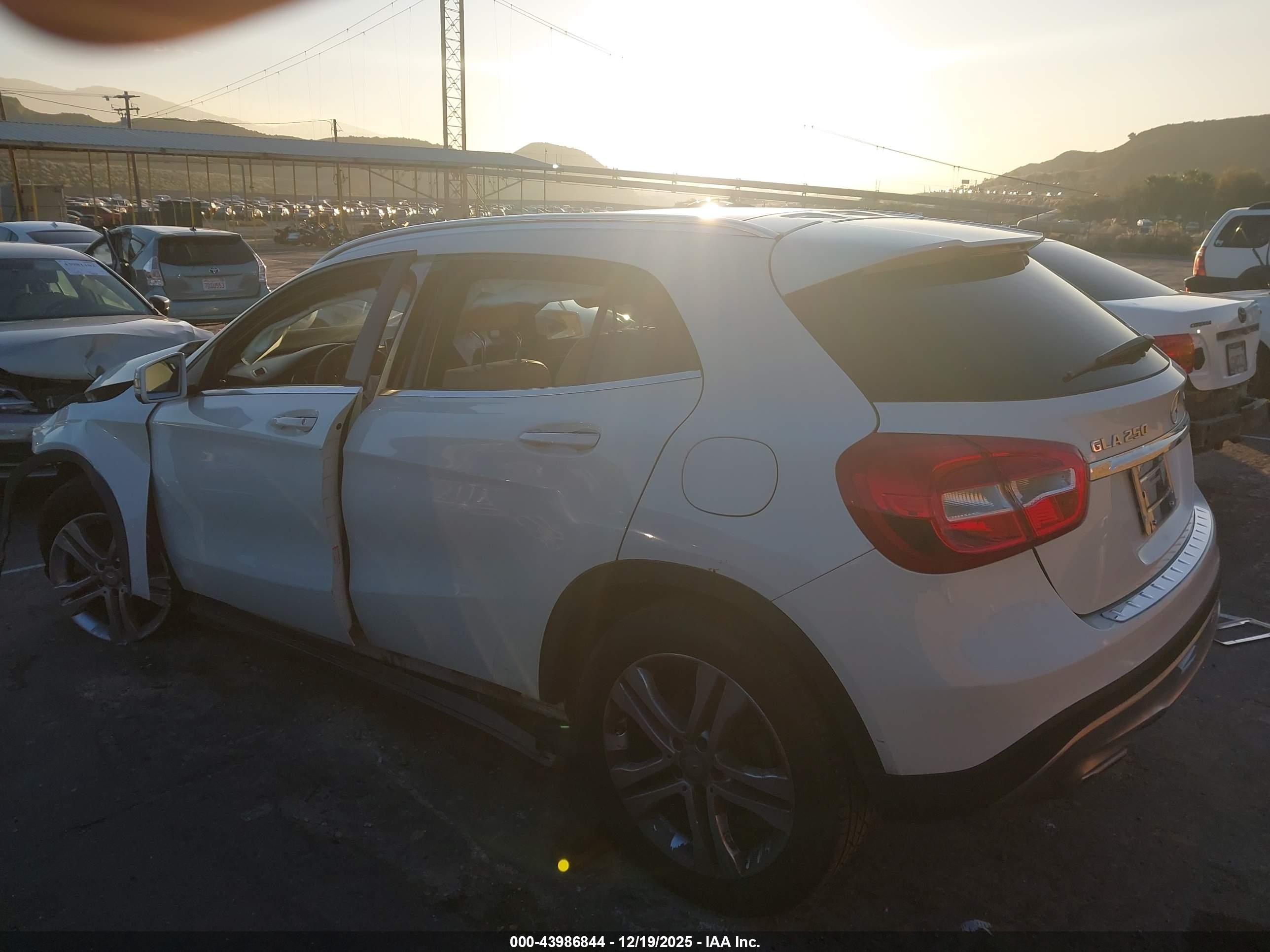 MERCEDES-BENZ GLA image 3