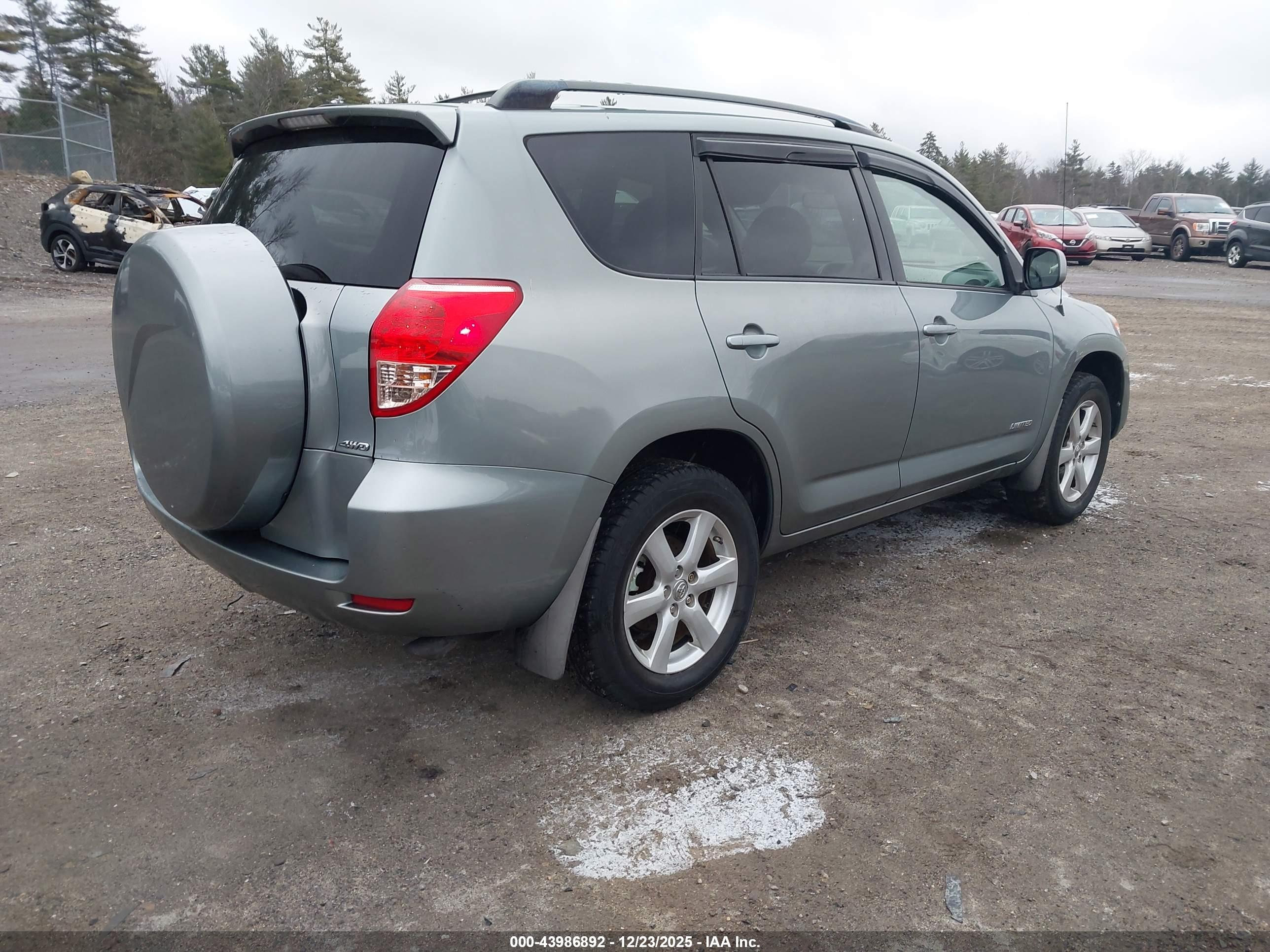 TOYOTA RAV4 image 4