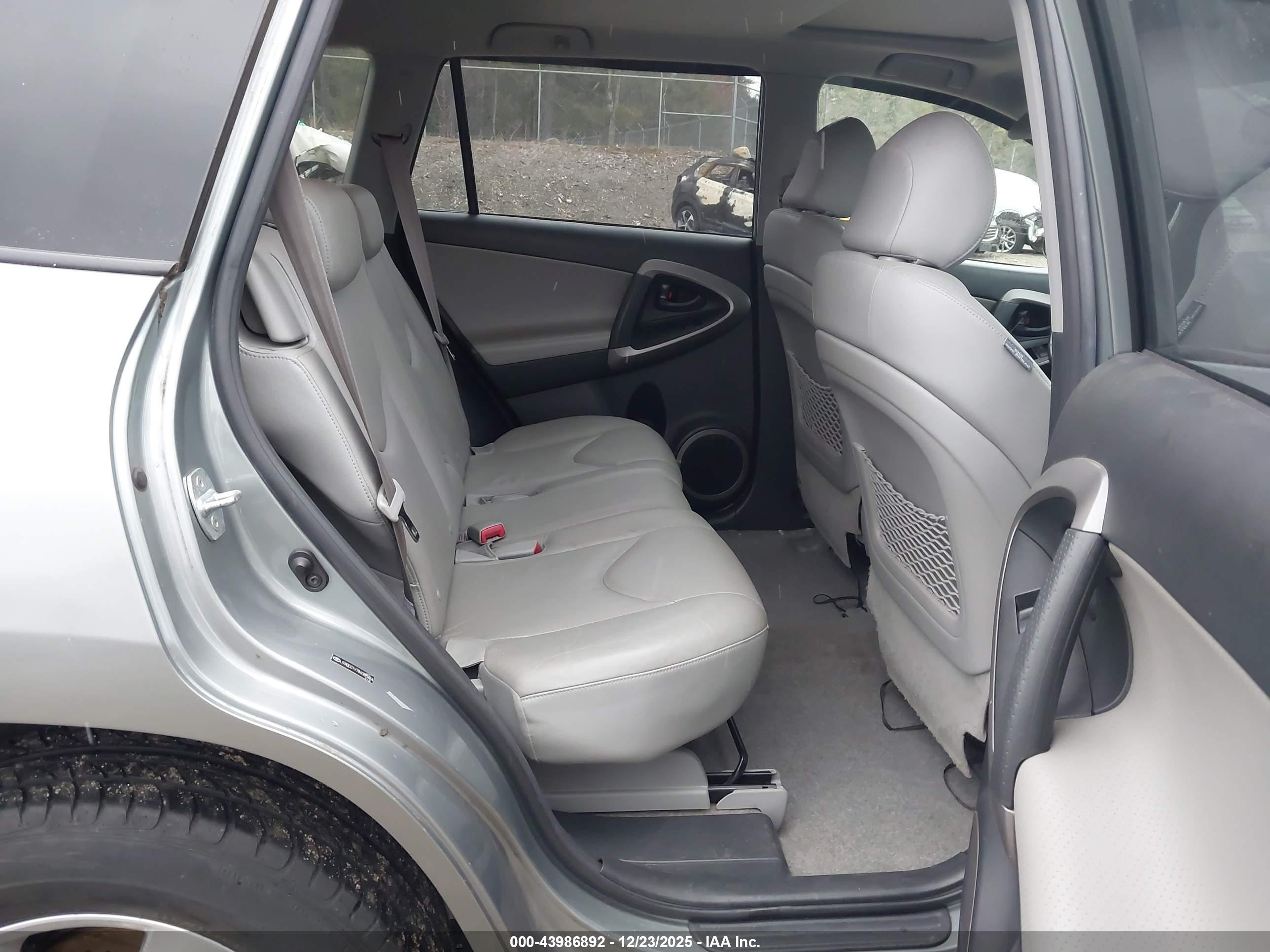 TOYOTA RAV4 image 8