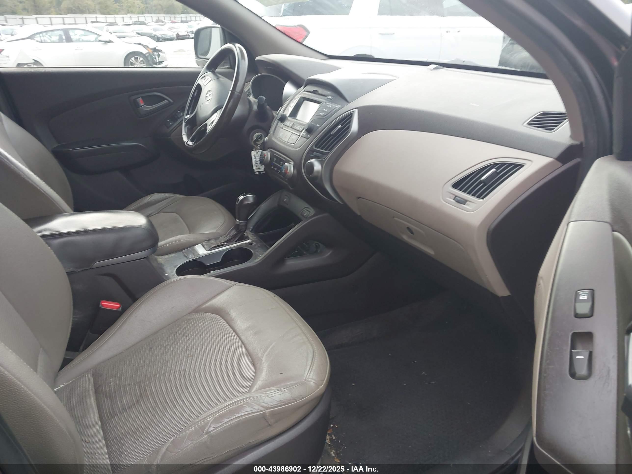 HYUNDAI TUCSON image 5