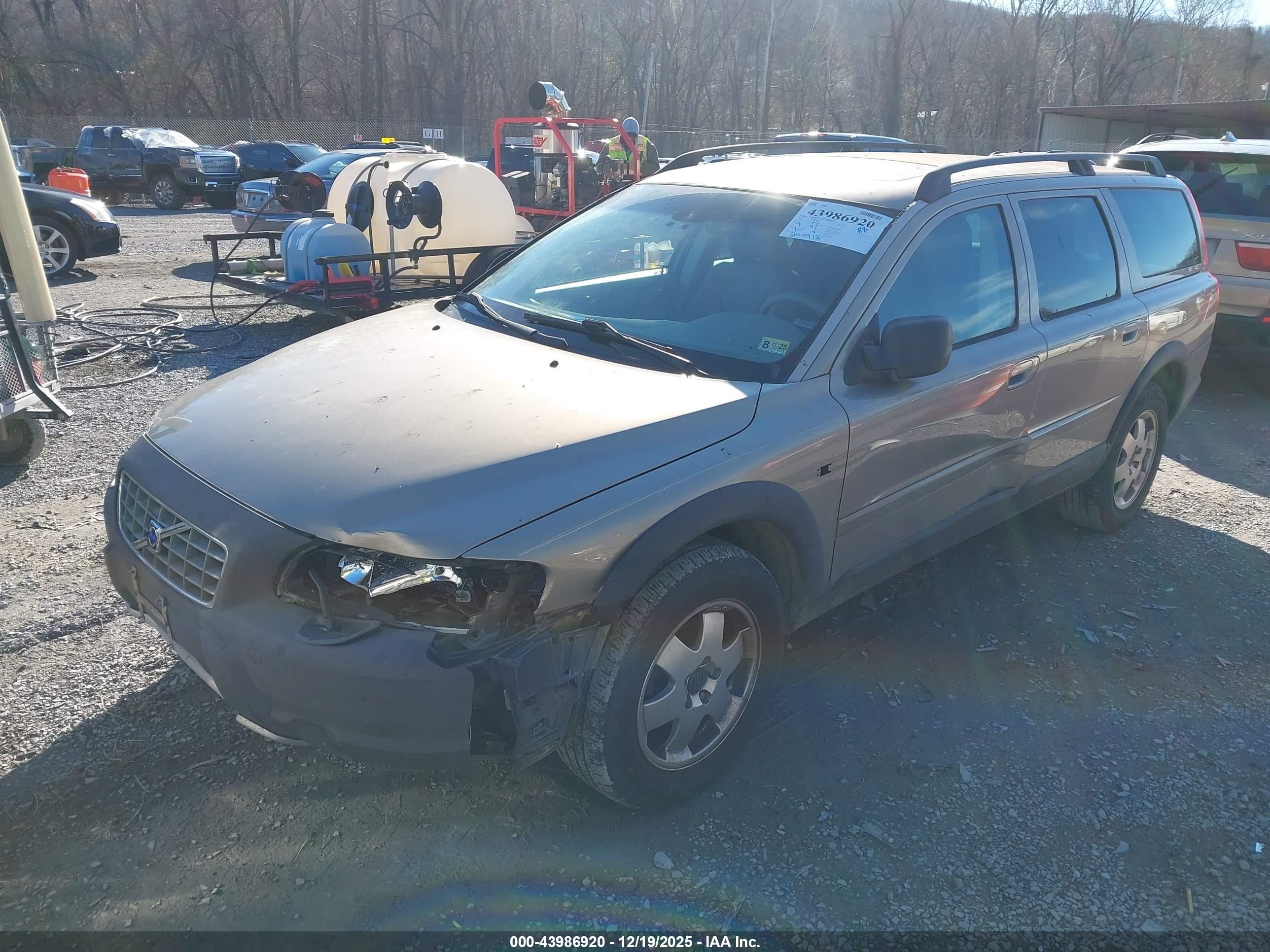 VOLVO XC70 image 2