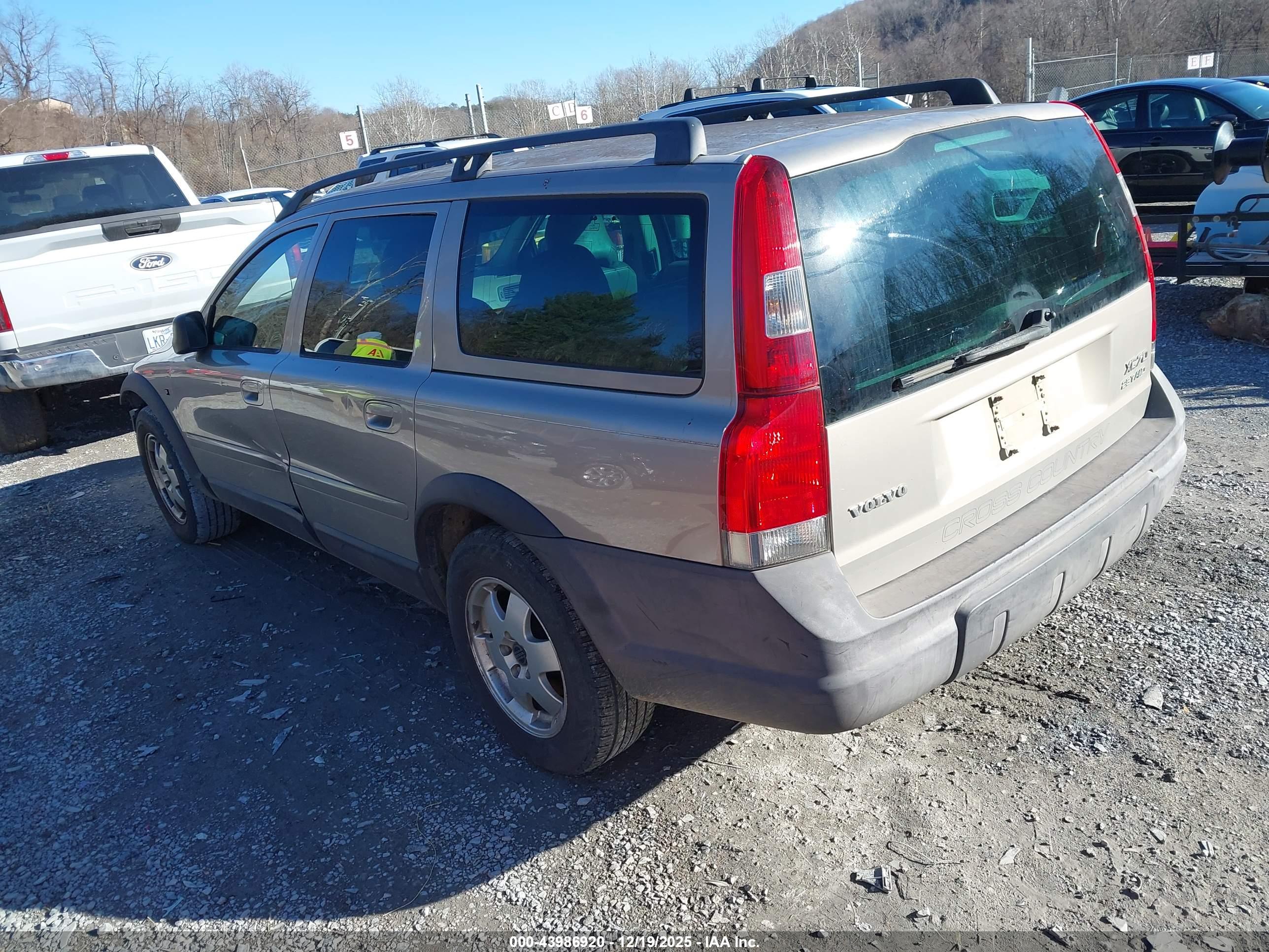 VOLVO XC70 image 3