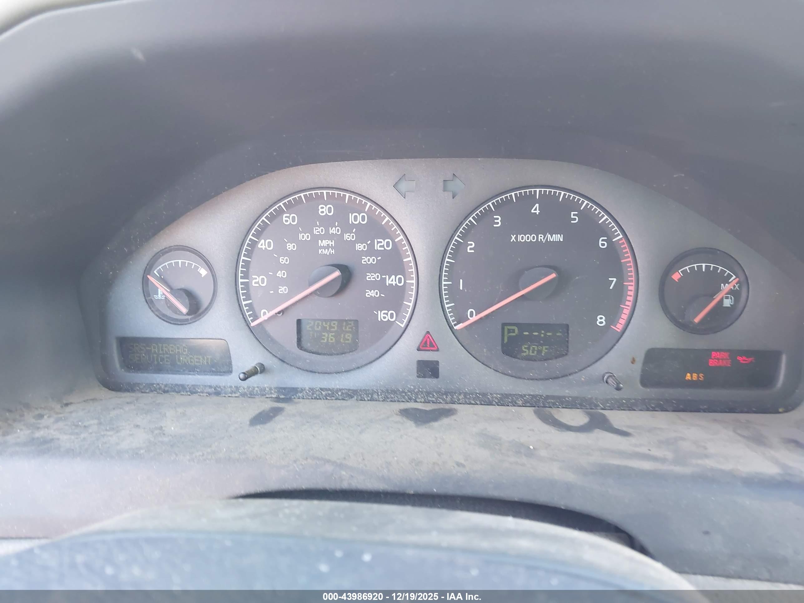 VOLVO XC70 image 7