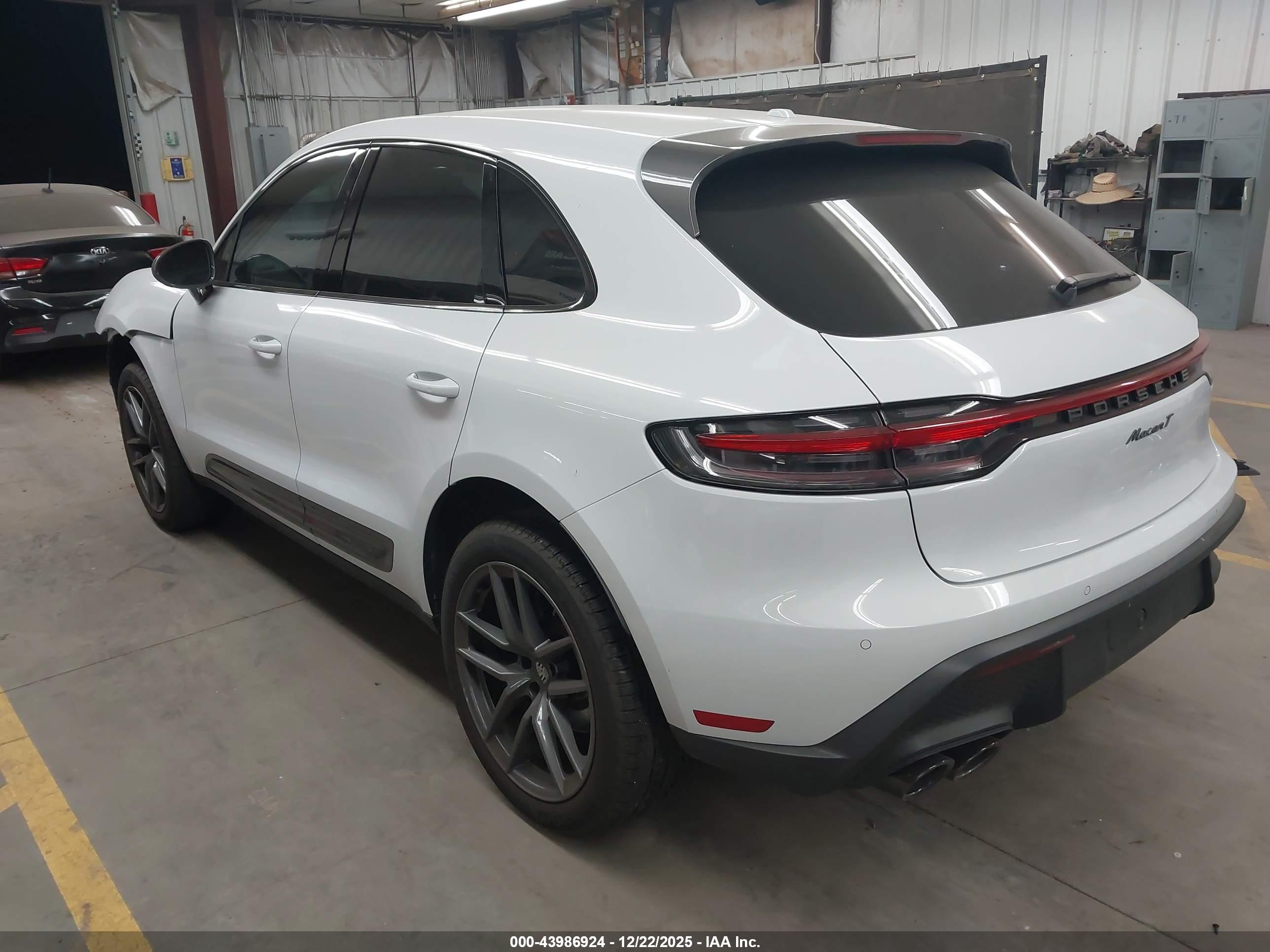 PORSCHE MACAN image 3