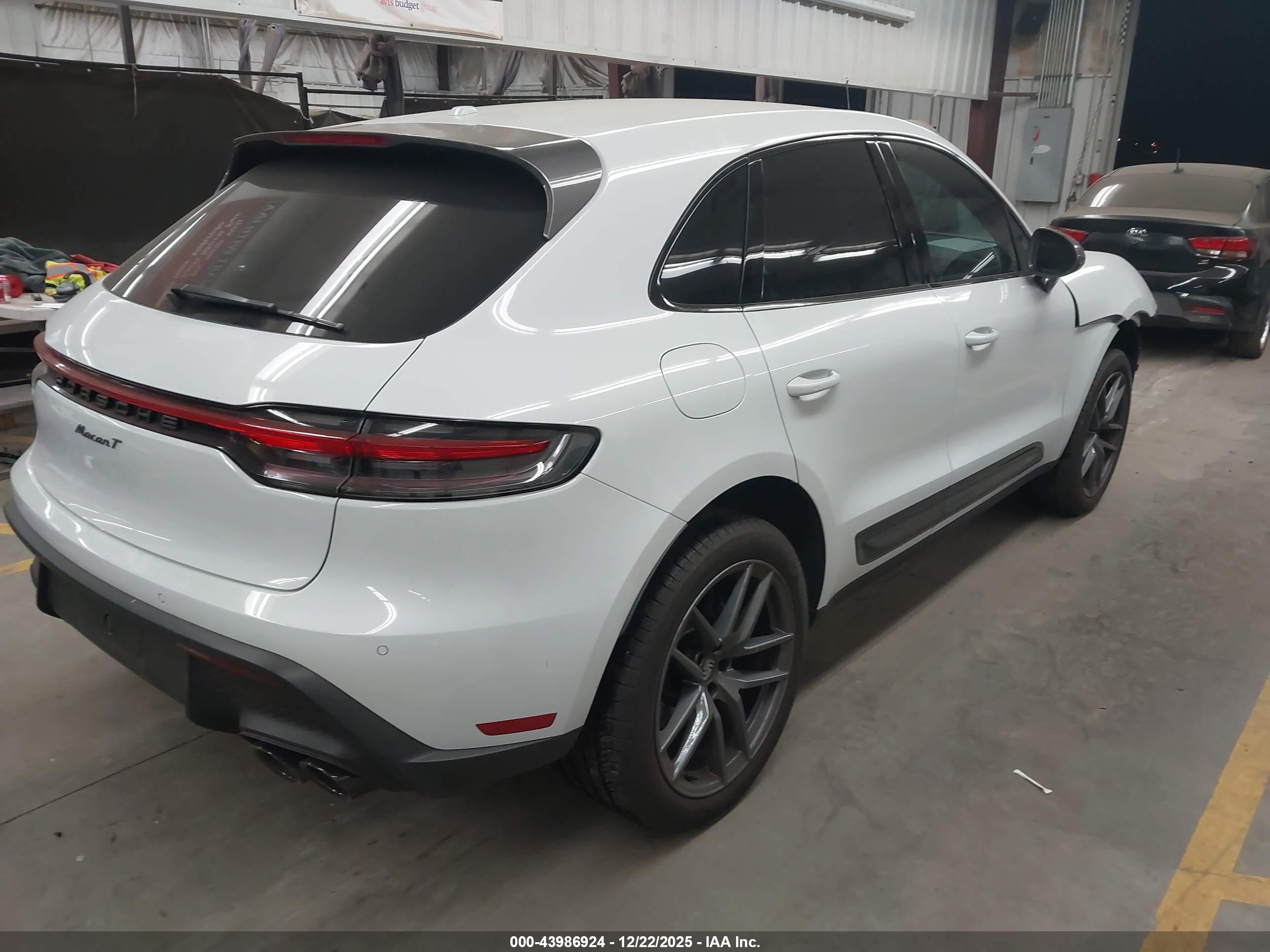 PORSCHE MACAN image 4