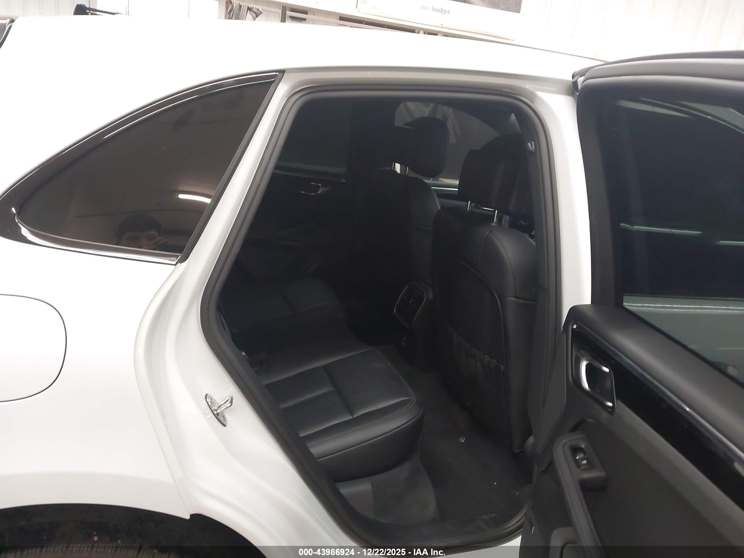 PORSCHE MACAN image 8