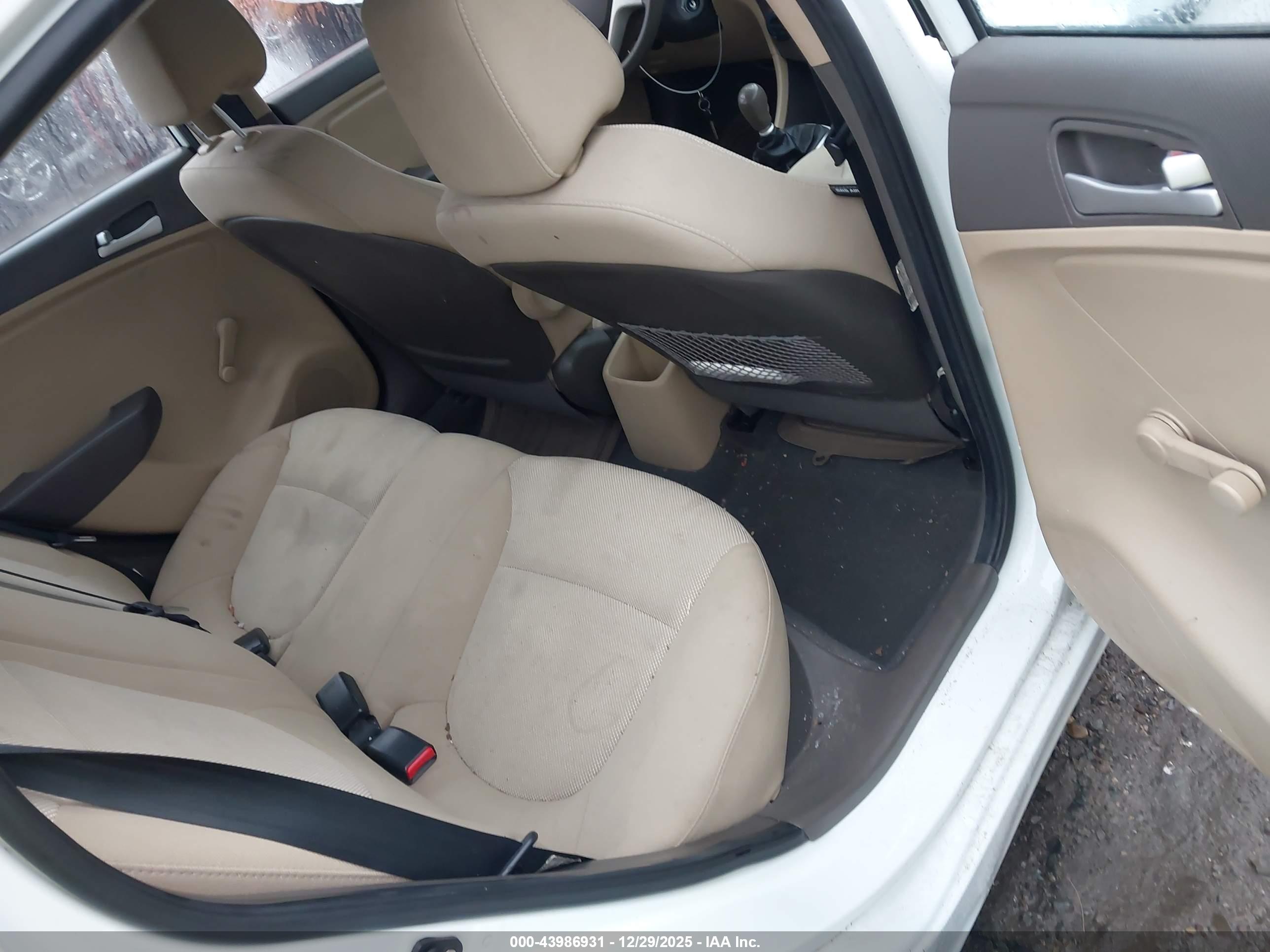 HYUNDAI ACCENT image 8