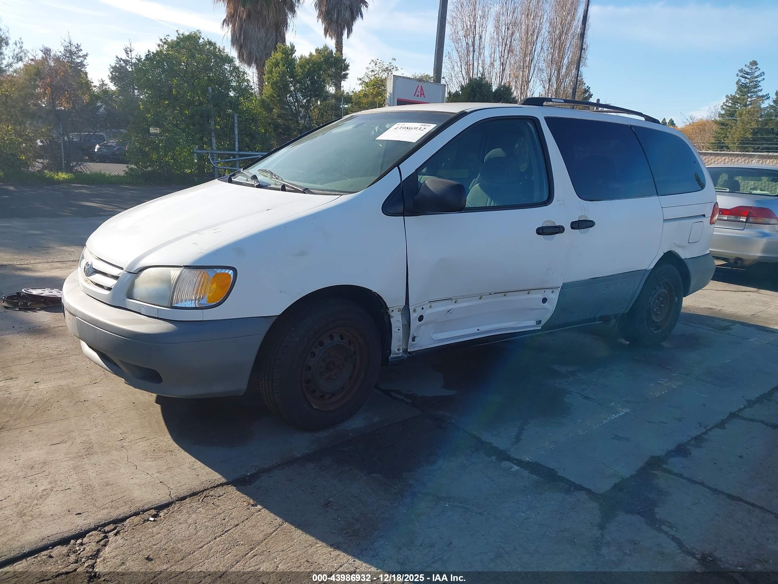 TOYOTA SIENNA image 2