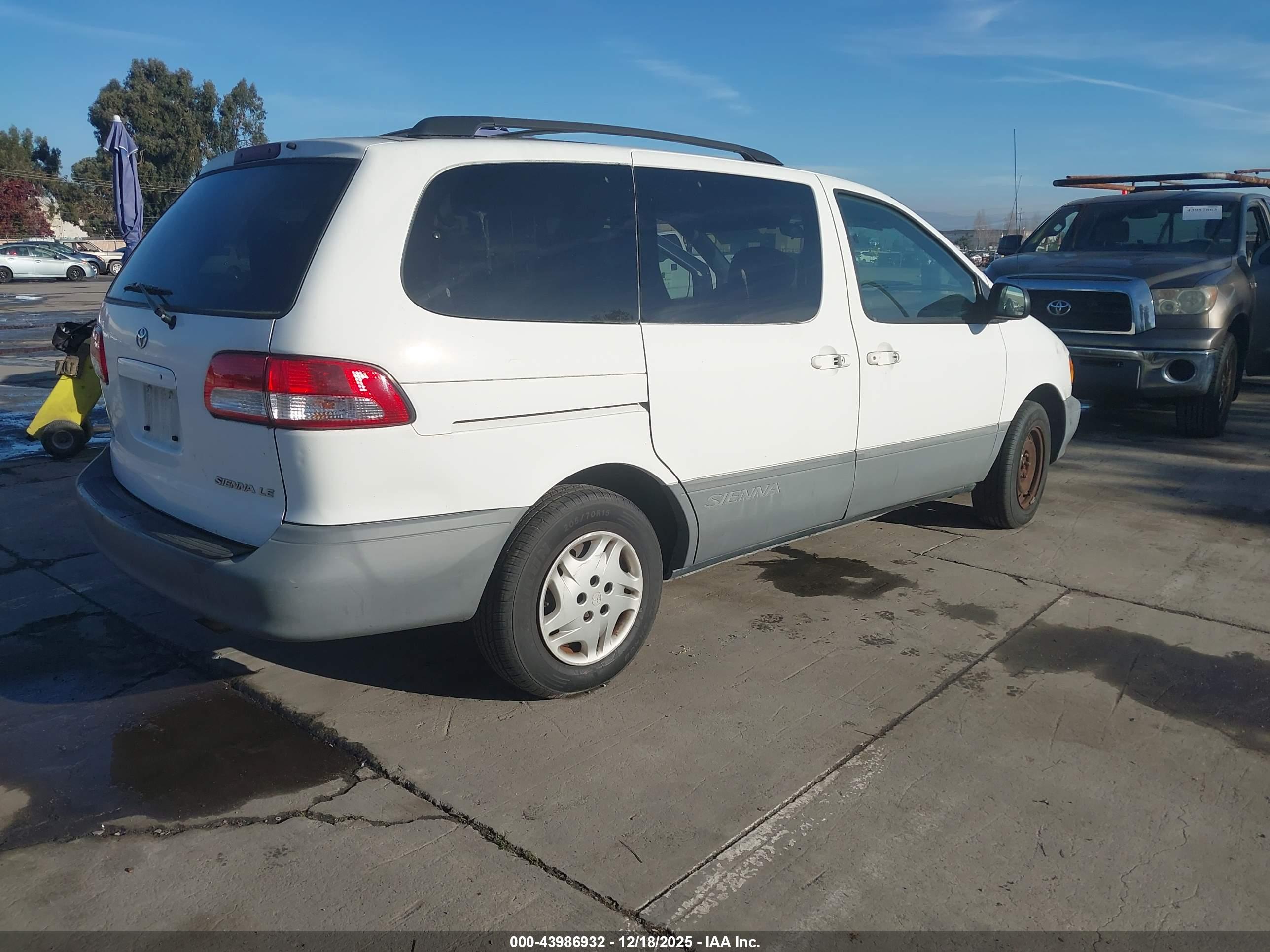 TOYOTA SIENNA image 4