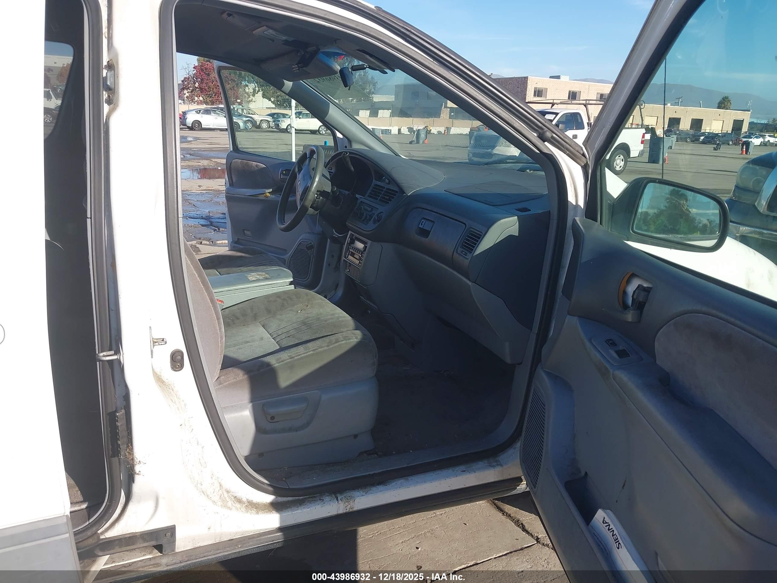 TOYOTA SIENNA image 5