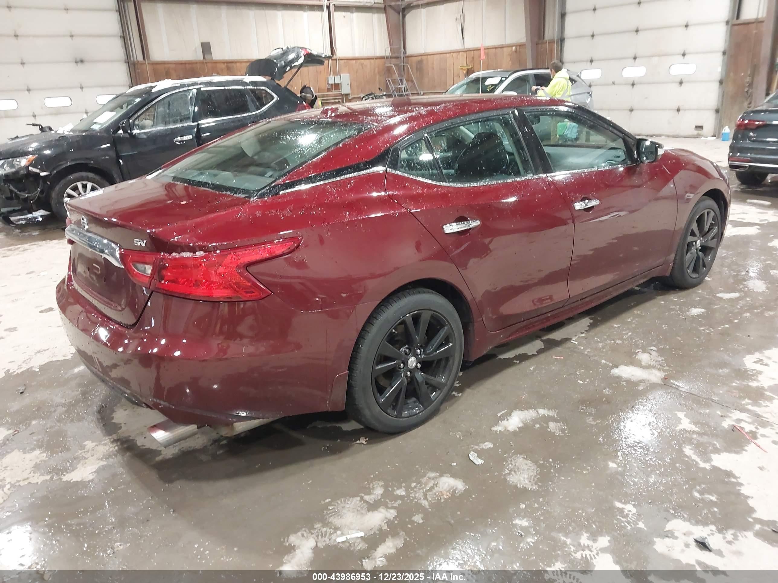 NISSAN MAXIMA image 4