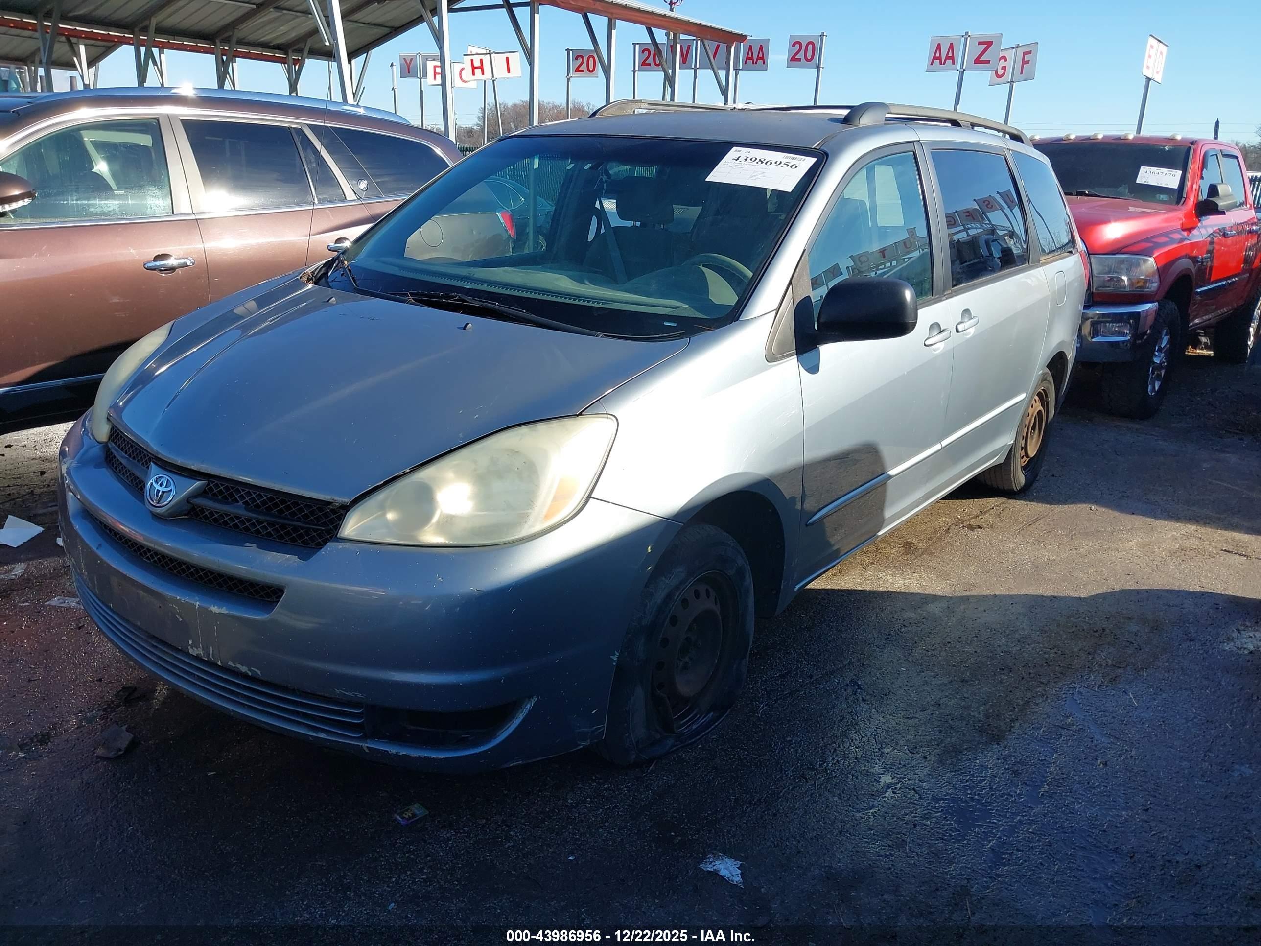 TOYOTA SIENNA image 2