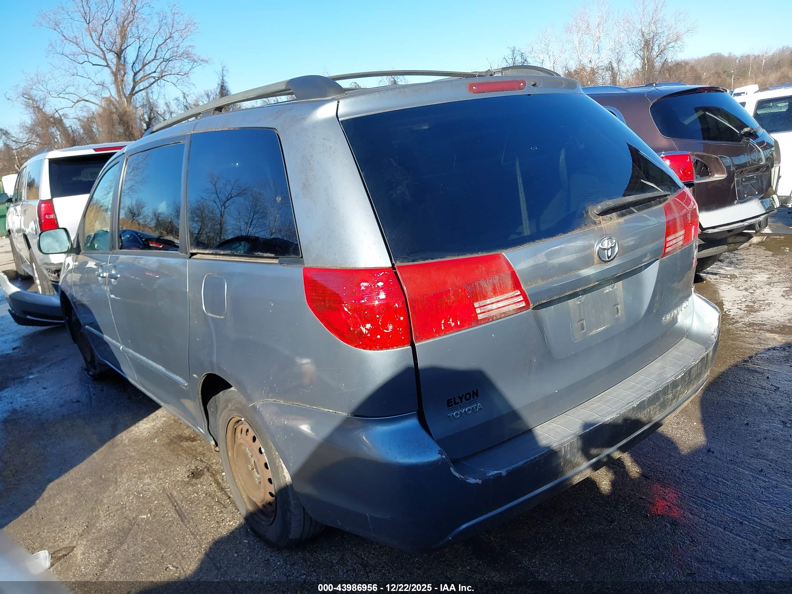 TOYOTA SIENNA image 3