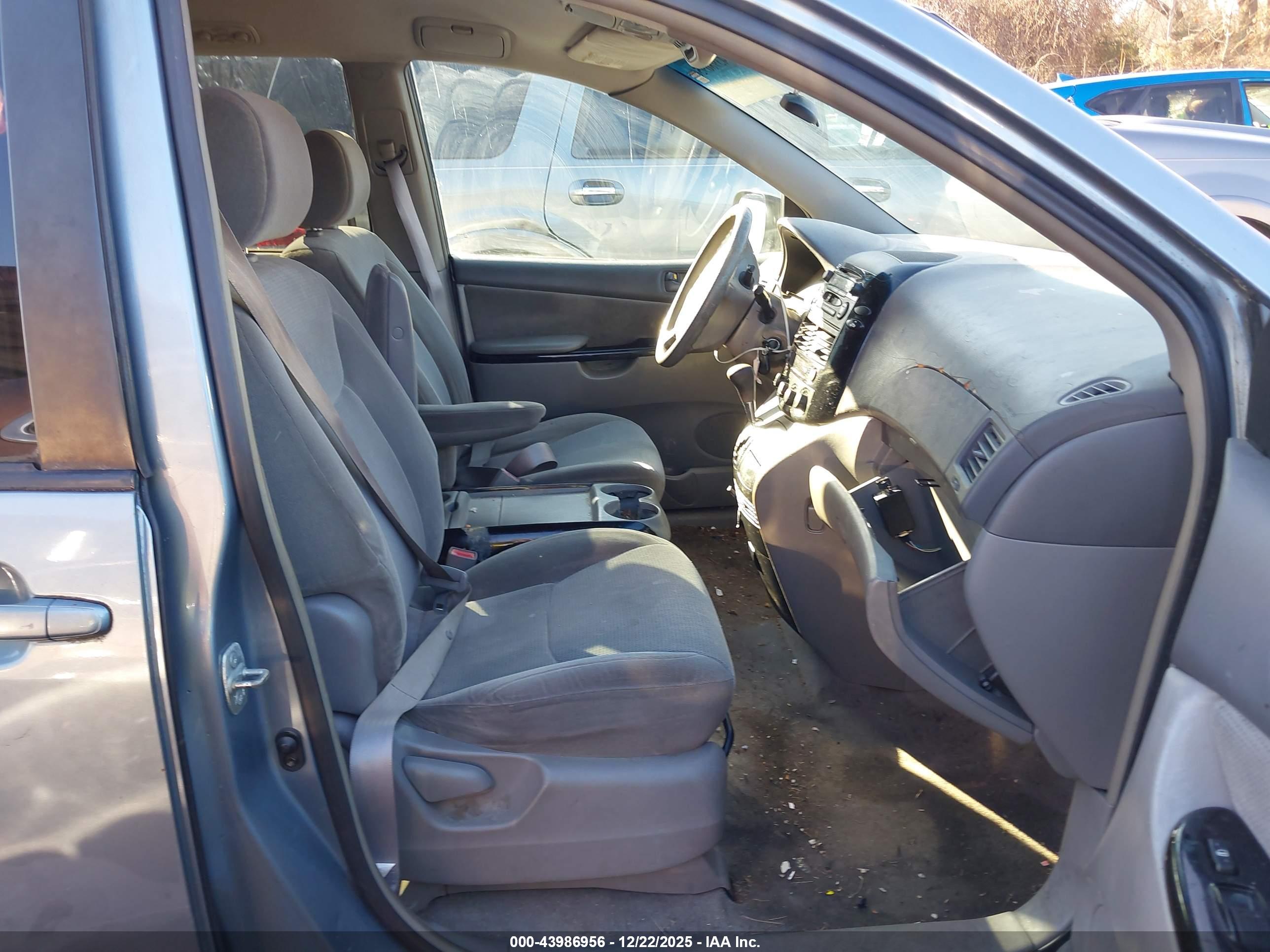 TOYOTA SIENNA image 5