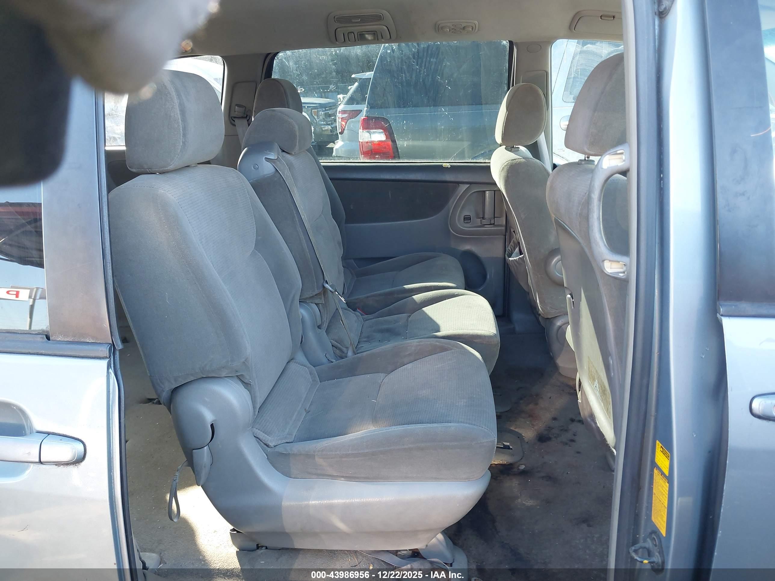 TOYOTA SIENNA image 8