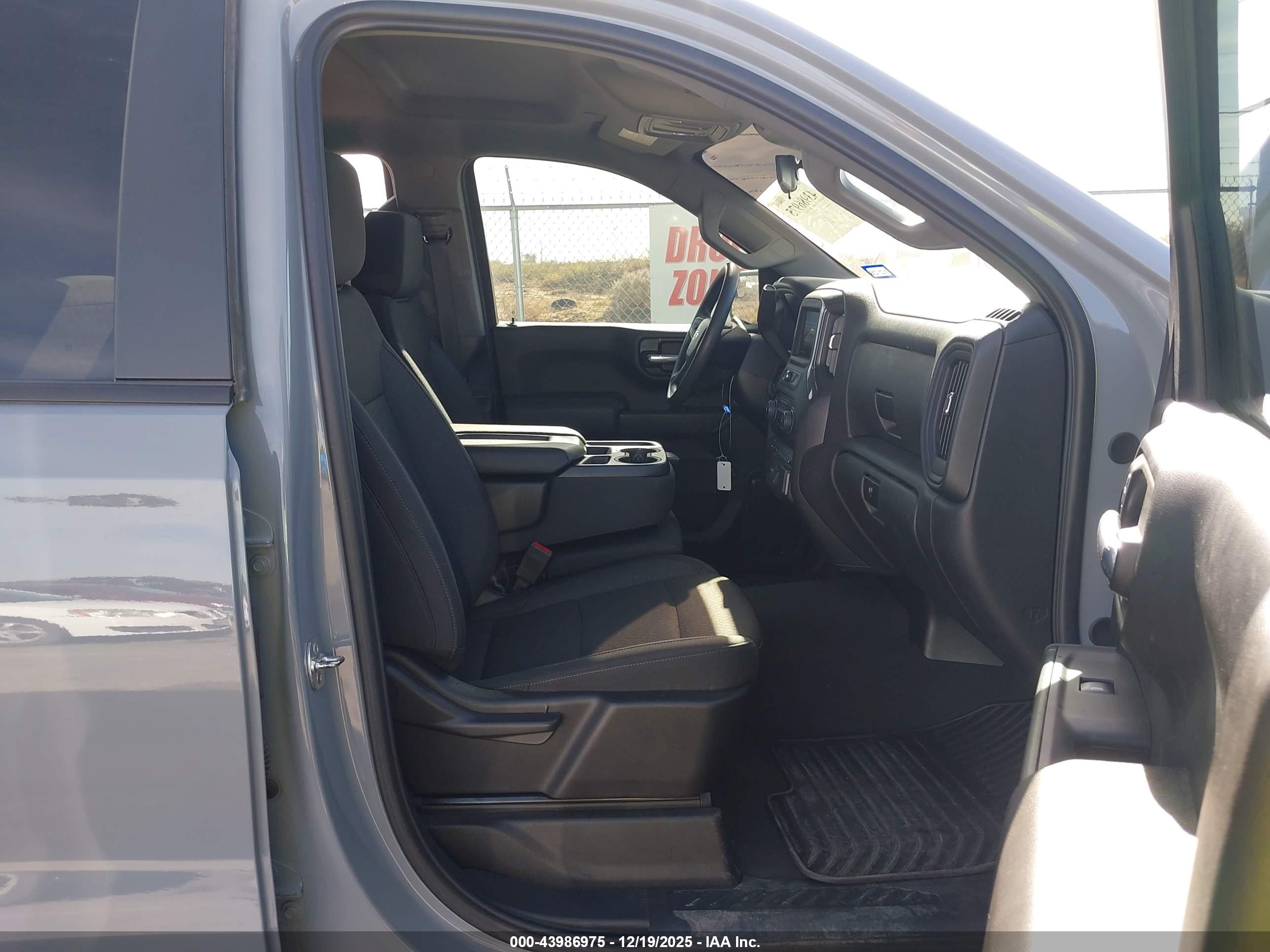 CHEVROLET SILVERADO image 5