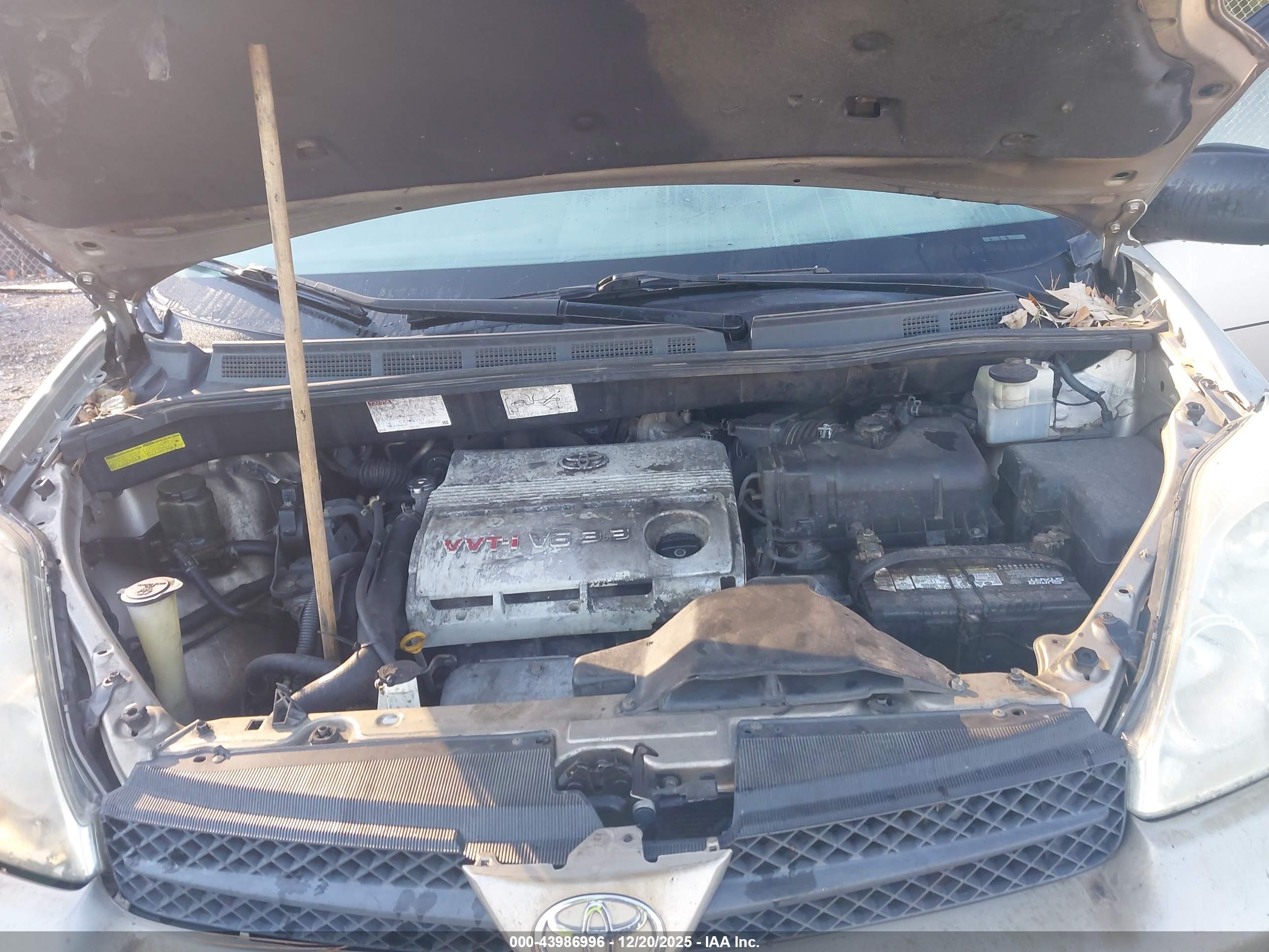 TOYOTA SIENNA image 10