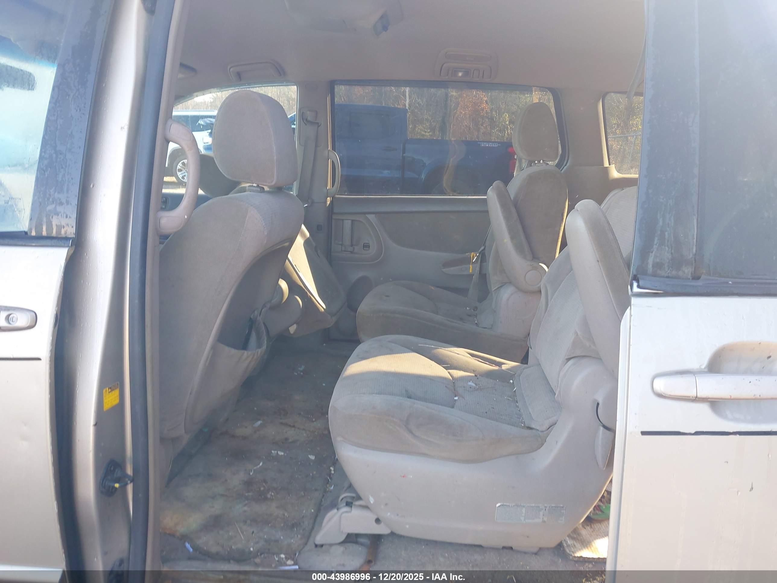 TOYOTA SIENNA image 8