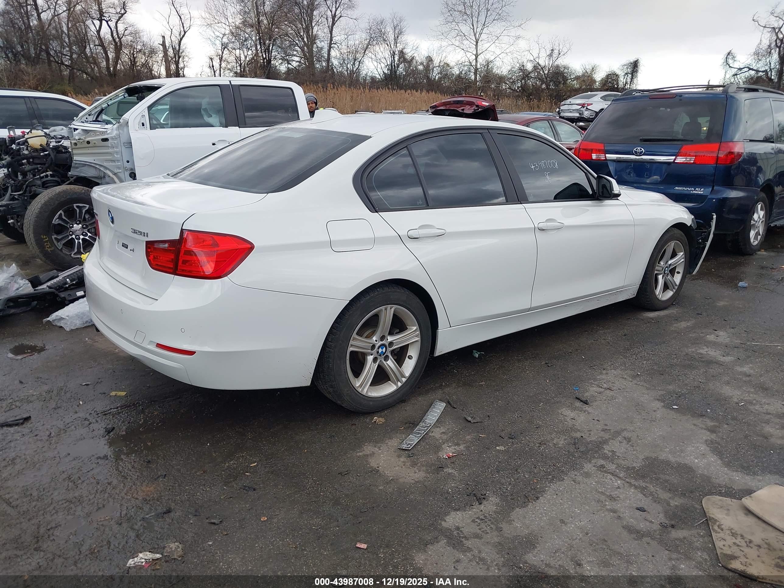 BMW 328I image 4