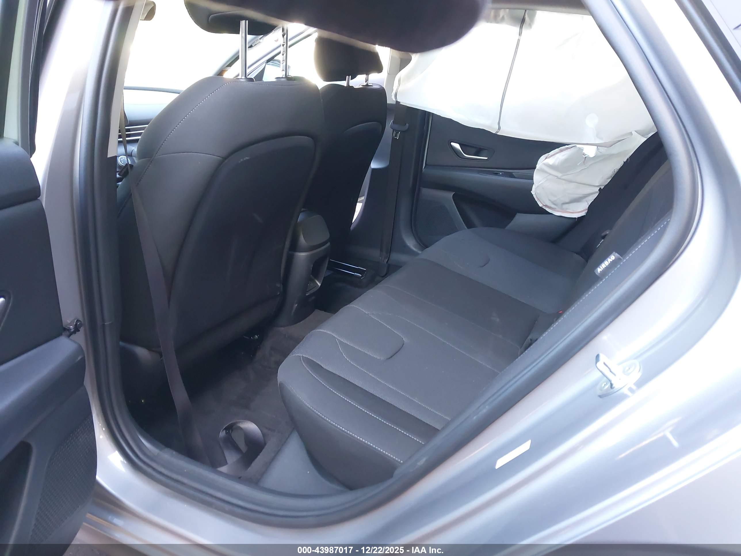 HYUNDAI ELANTRA image 8