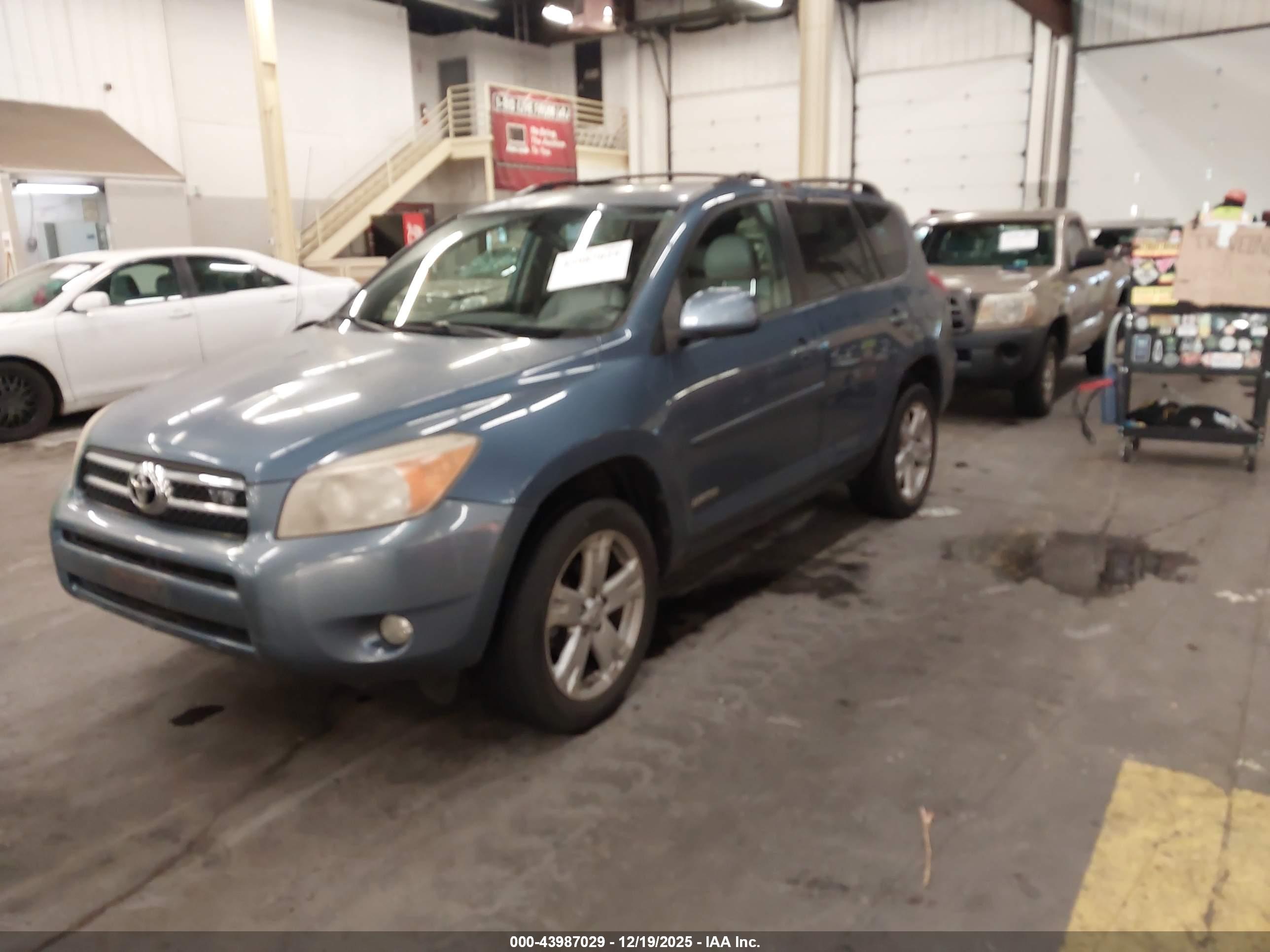 TOYOTA RAV4 image 2