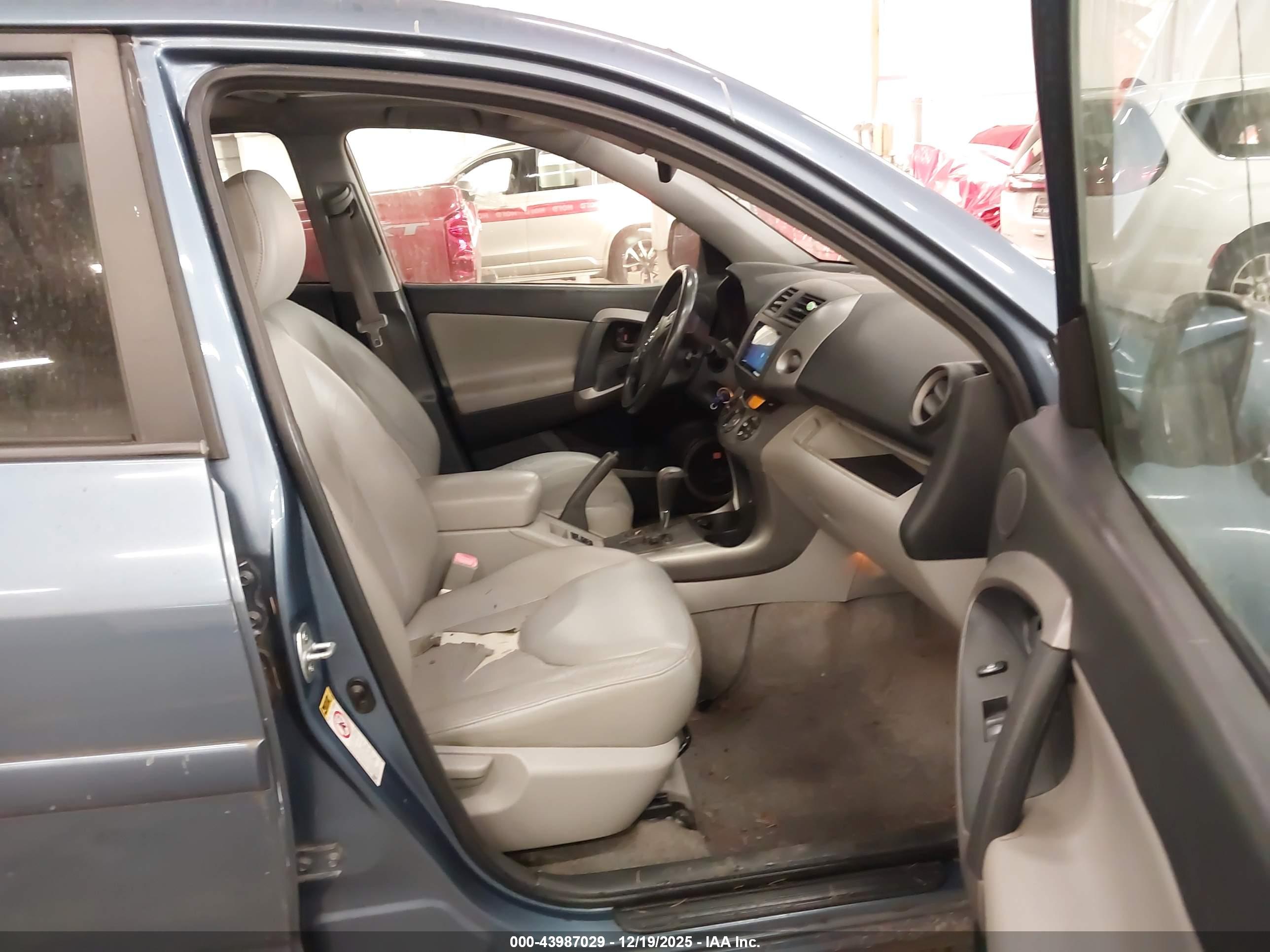 TOYOTA RAV4 image 5