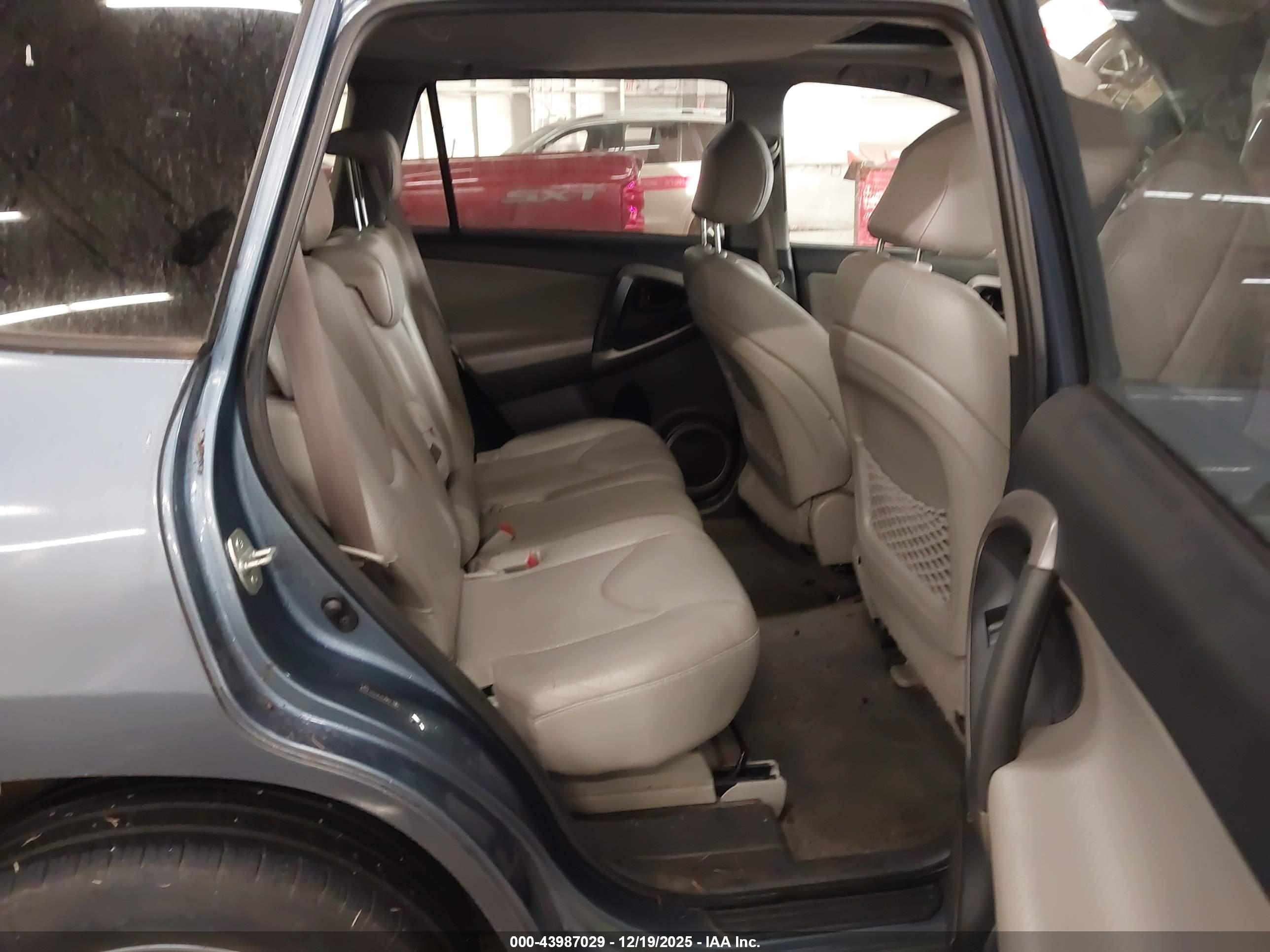 TOYOTA RAV4 image 8