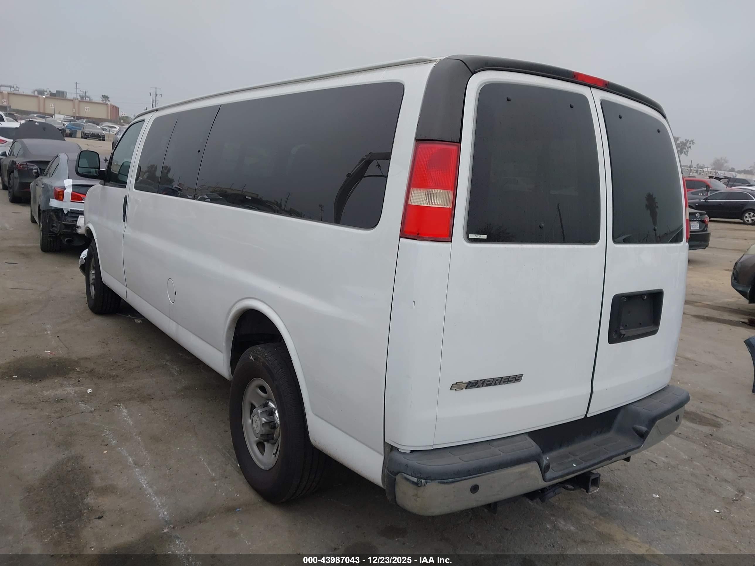 CHEVROLET EXPRESS image 3