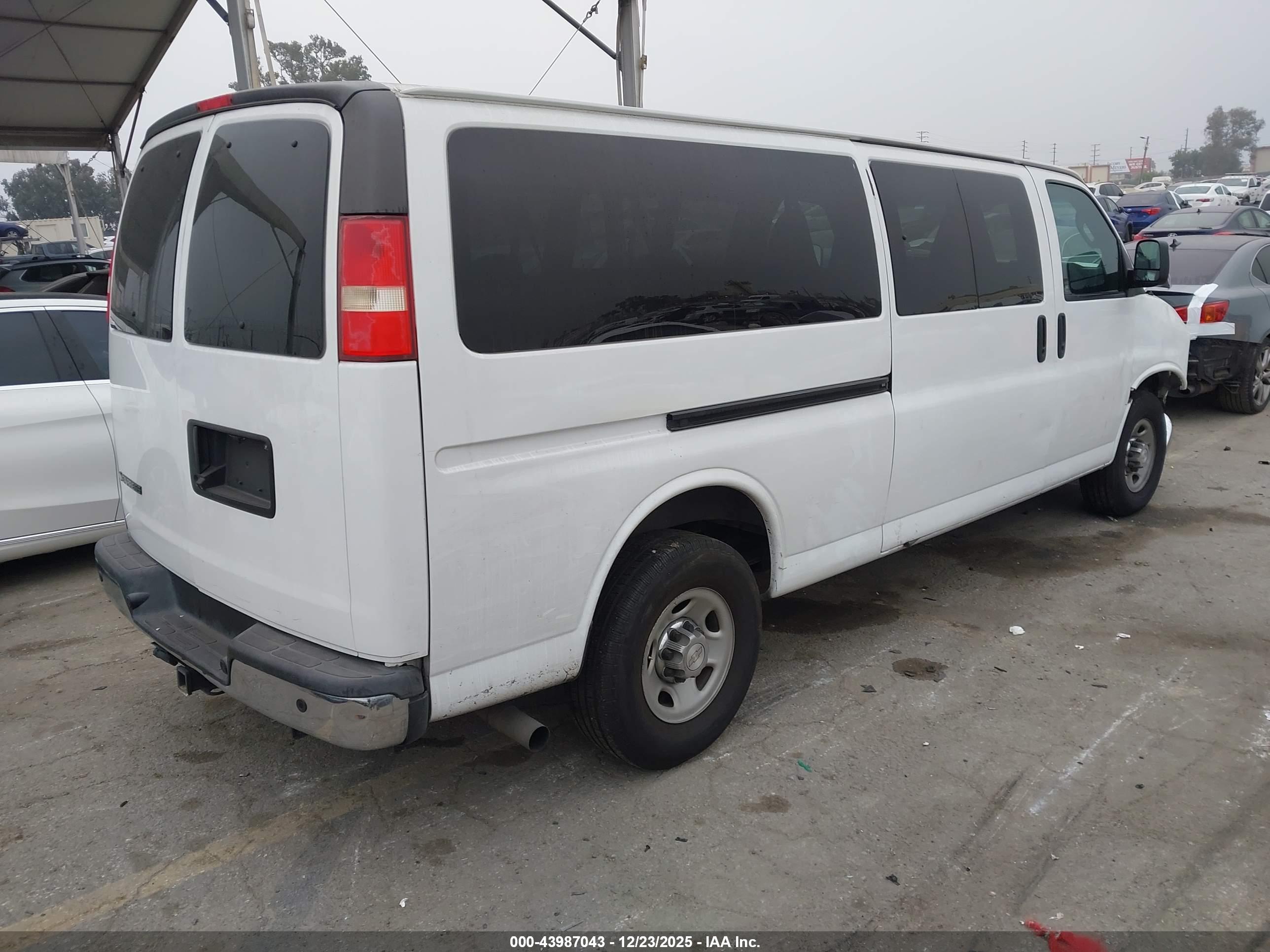 CHEVROLET EXPRESS image 4