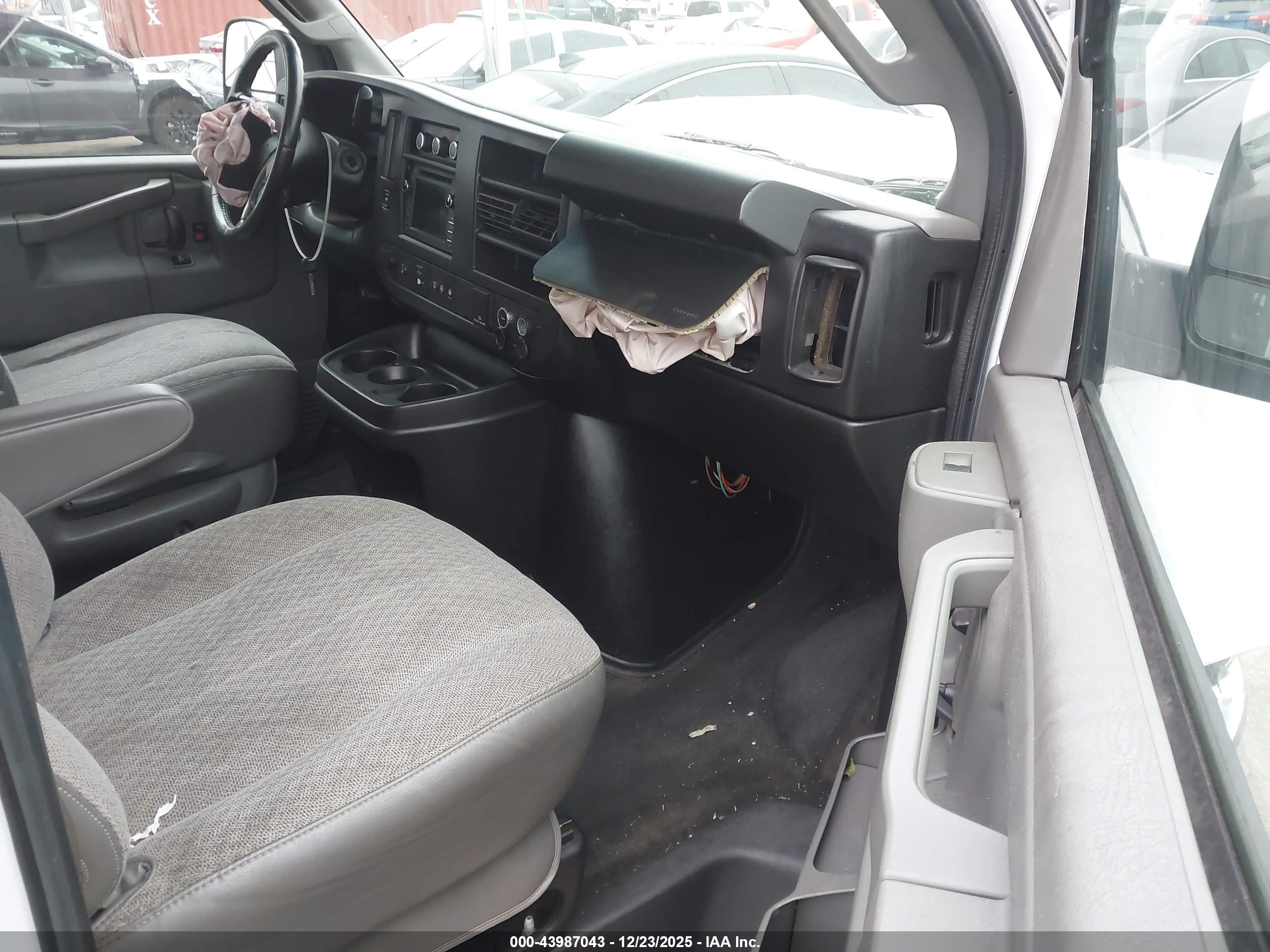 CHEVROLET EXPRESS image 5