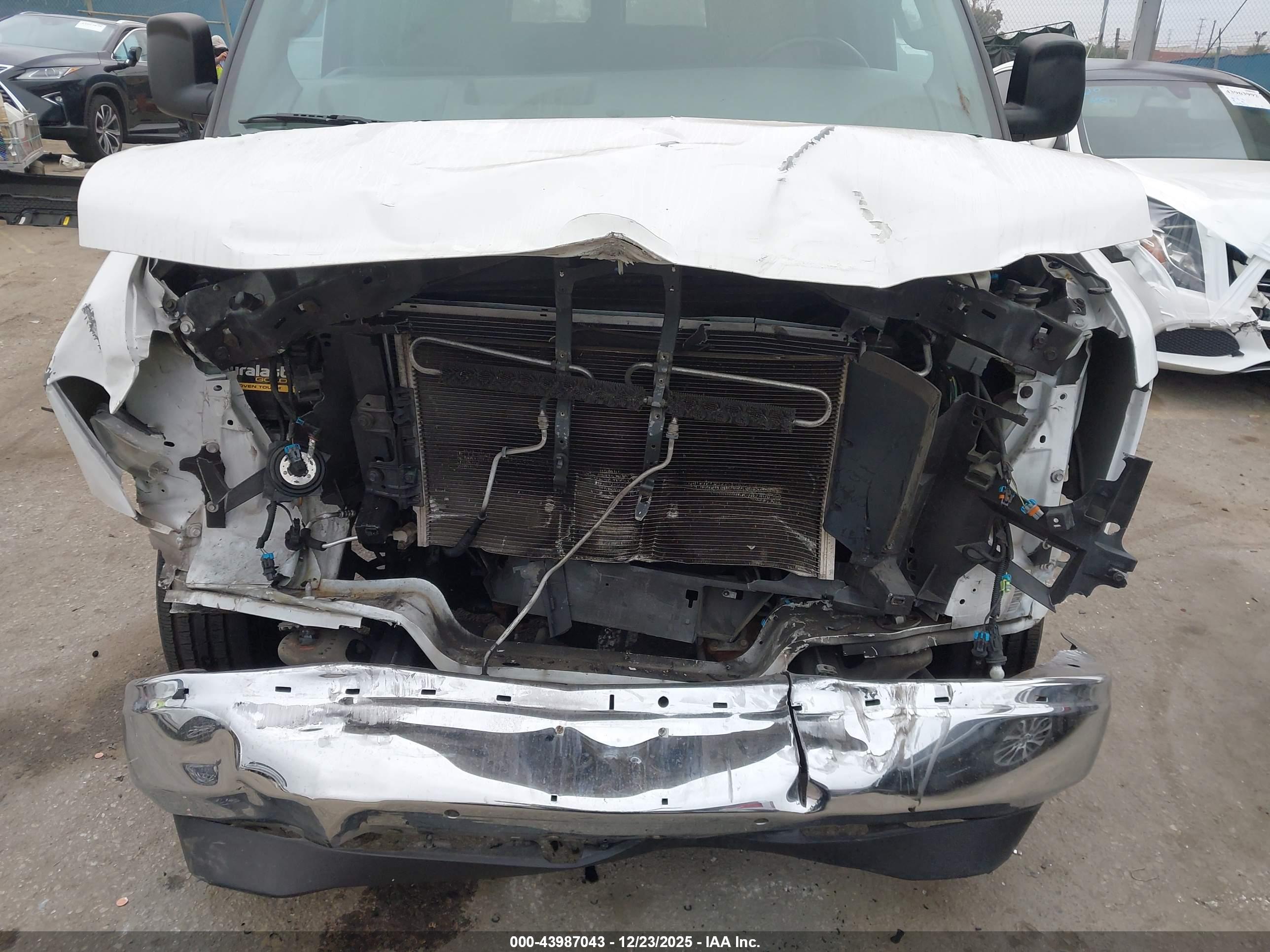 CHEVROLET EXPRESS image 6