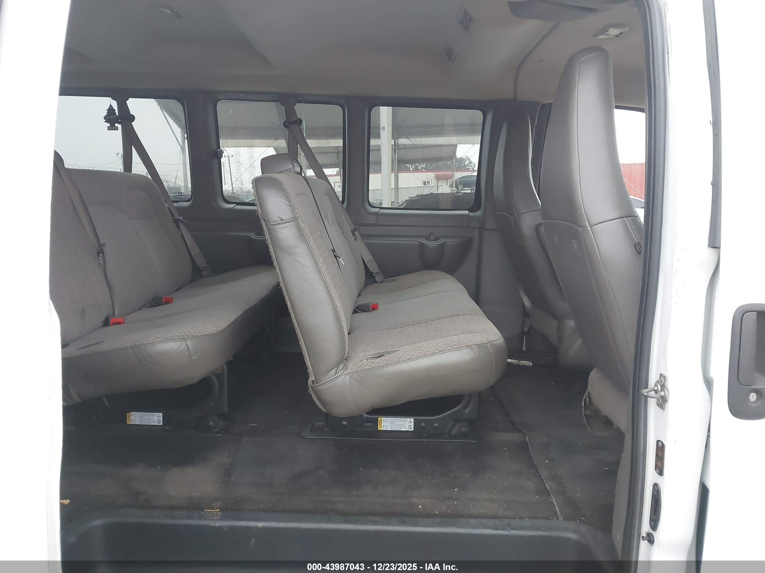 CHEVROLET EXPRESS image 8