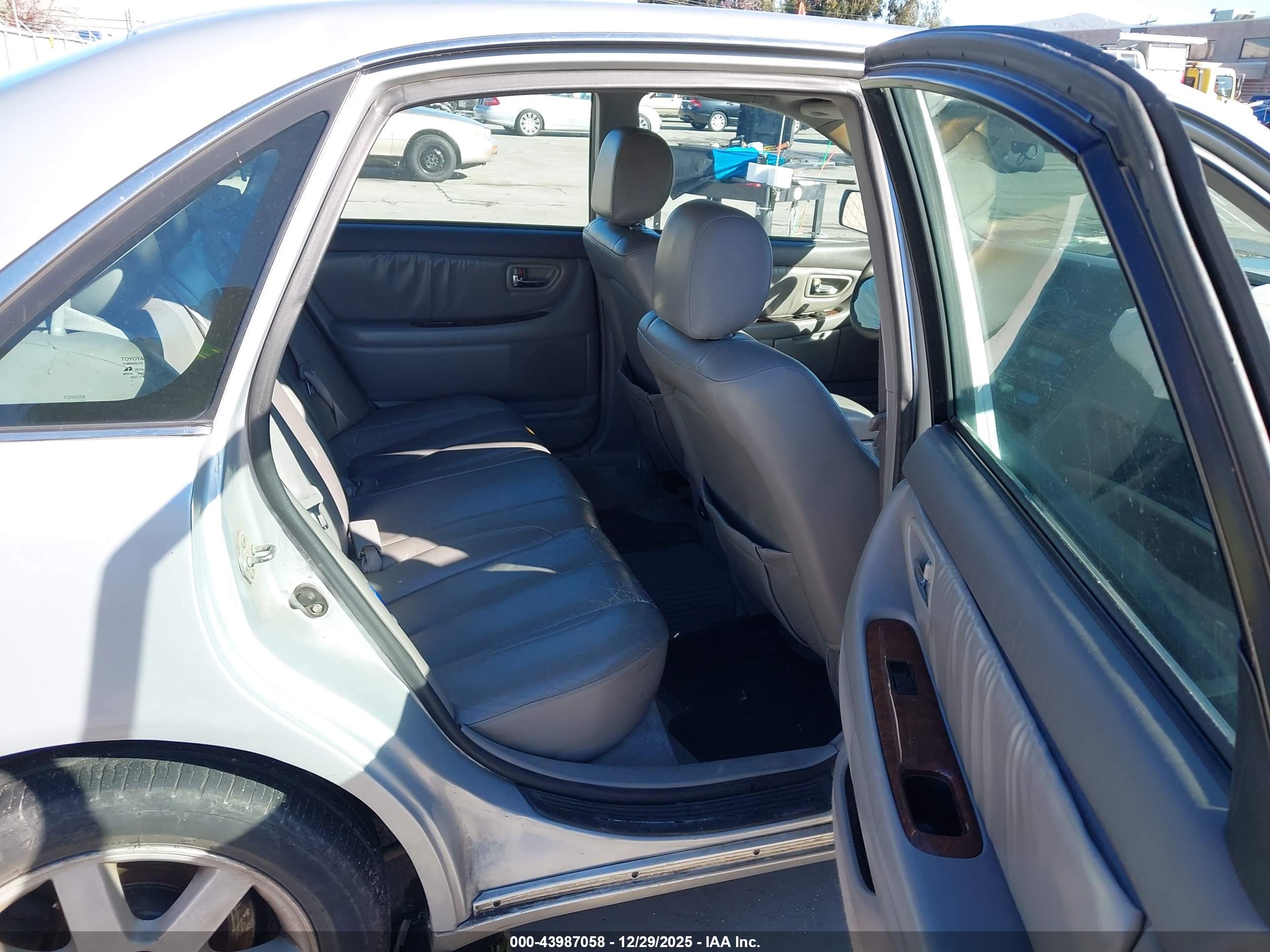 TOYOTA AVALON image 8