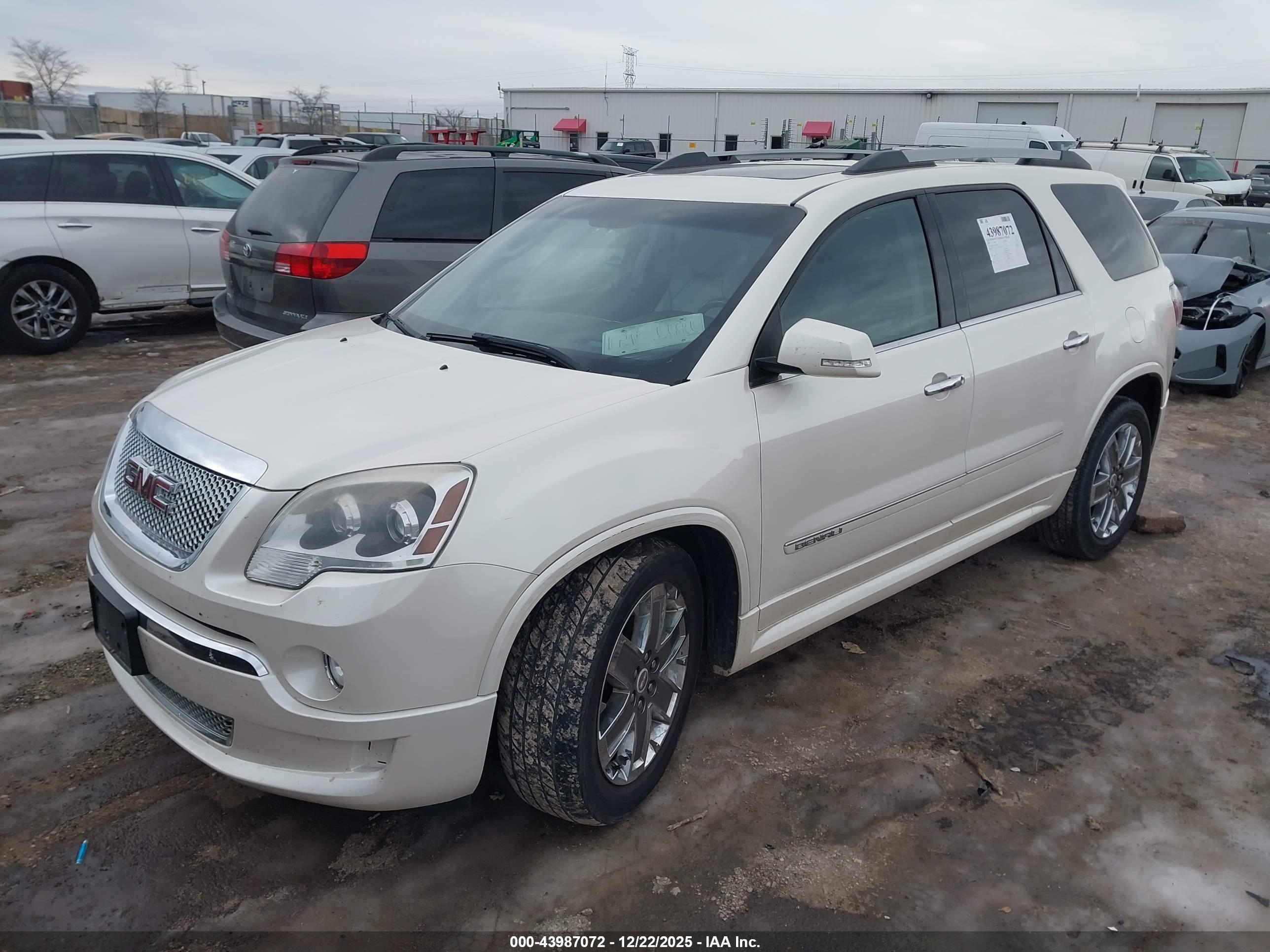 GMC ACADIA image 2