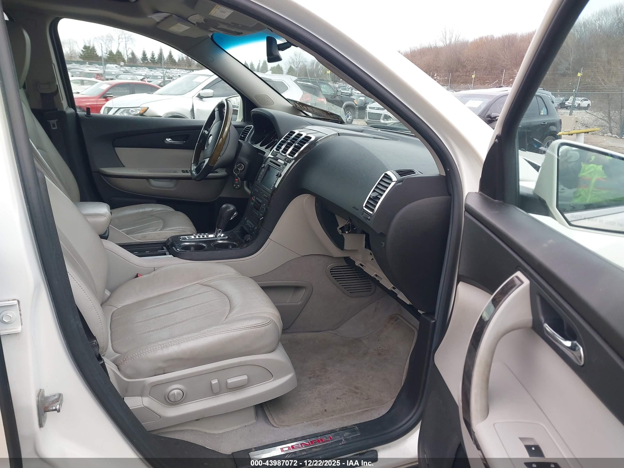 GMC ACADIA image 5
