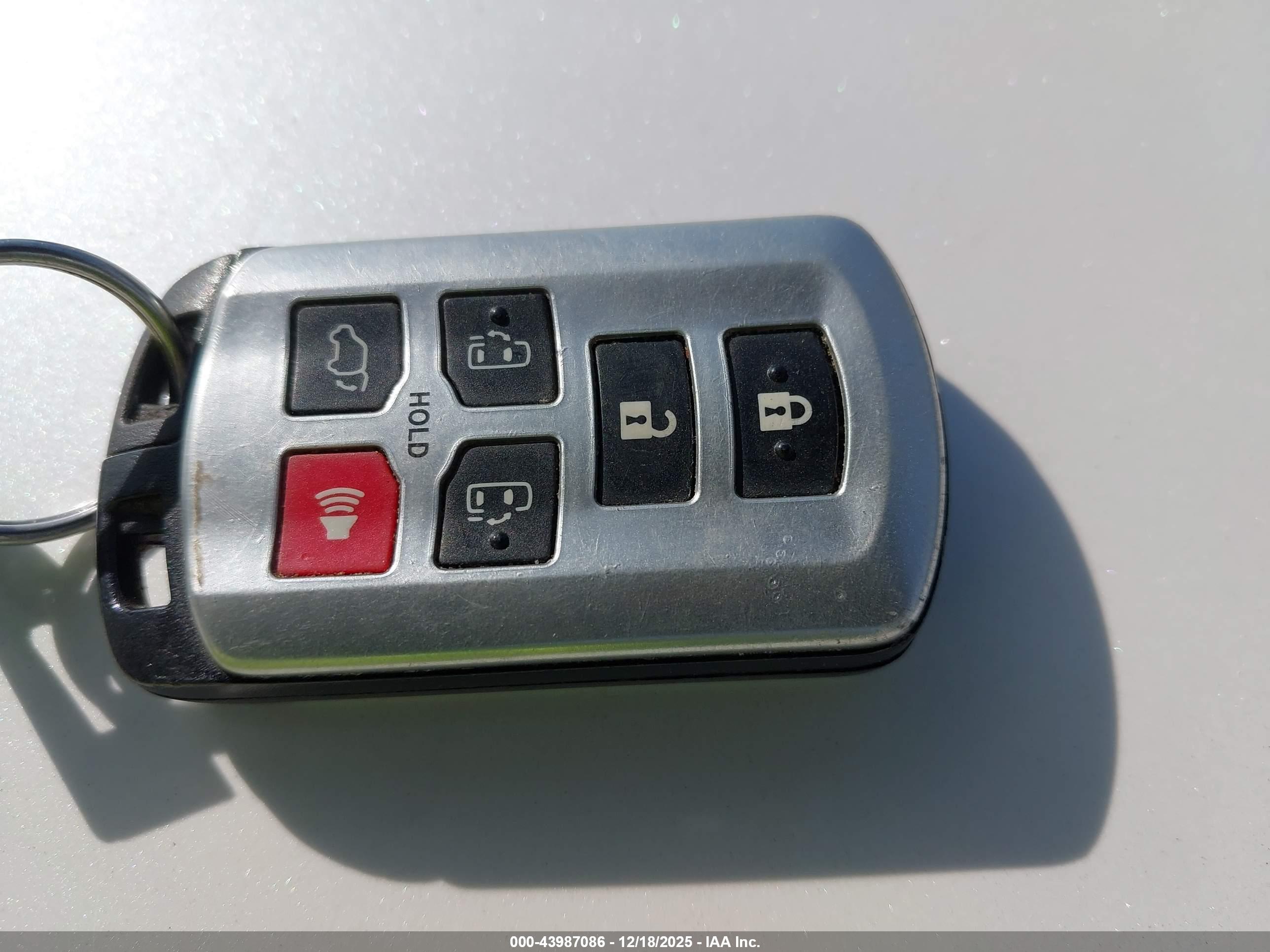 TOYOTA SIENNA image 11