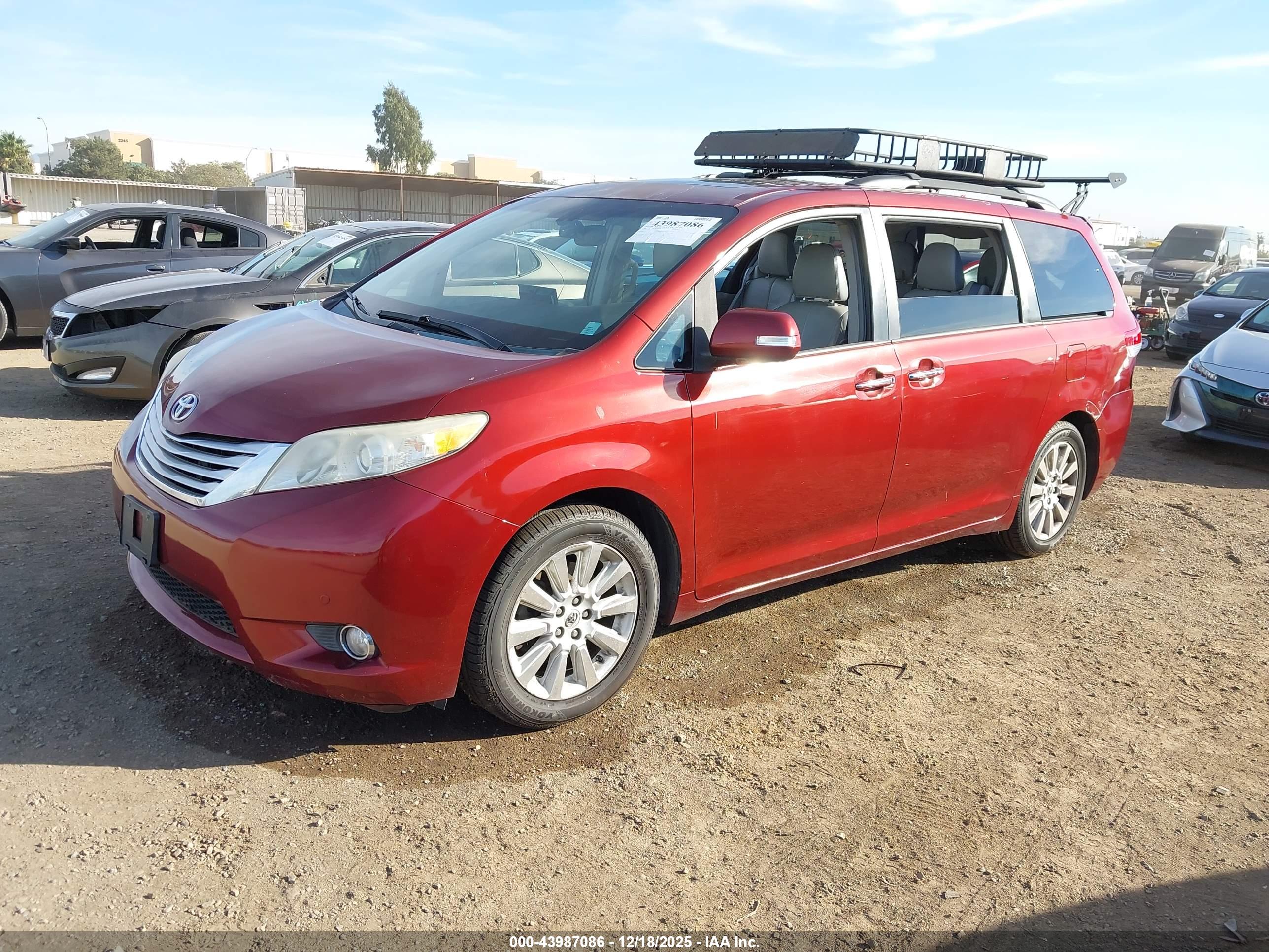 TOYOTA SIENNA image 2