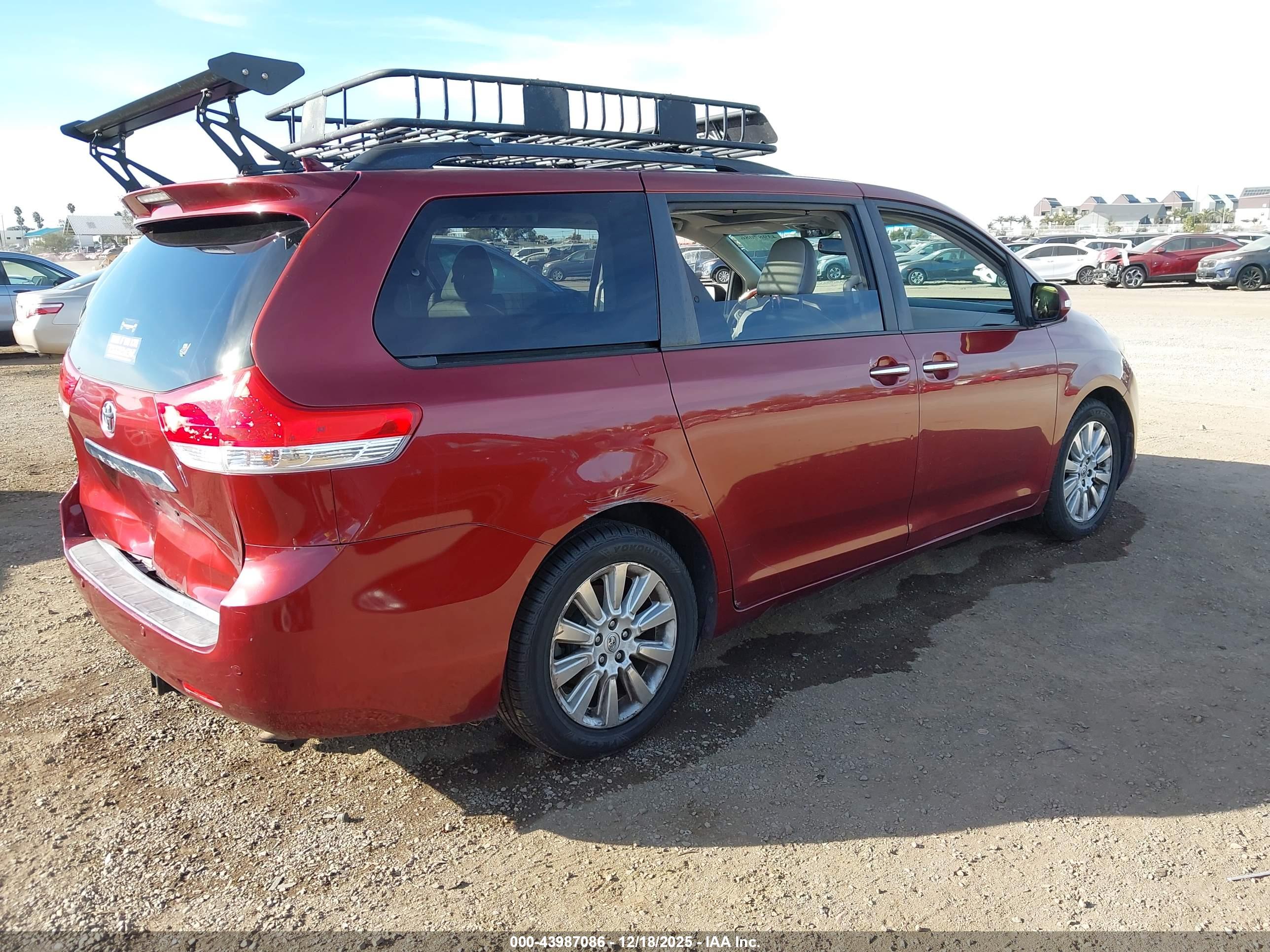 TOYOTA SIENNA image 4