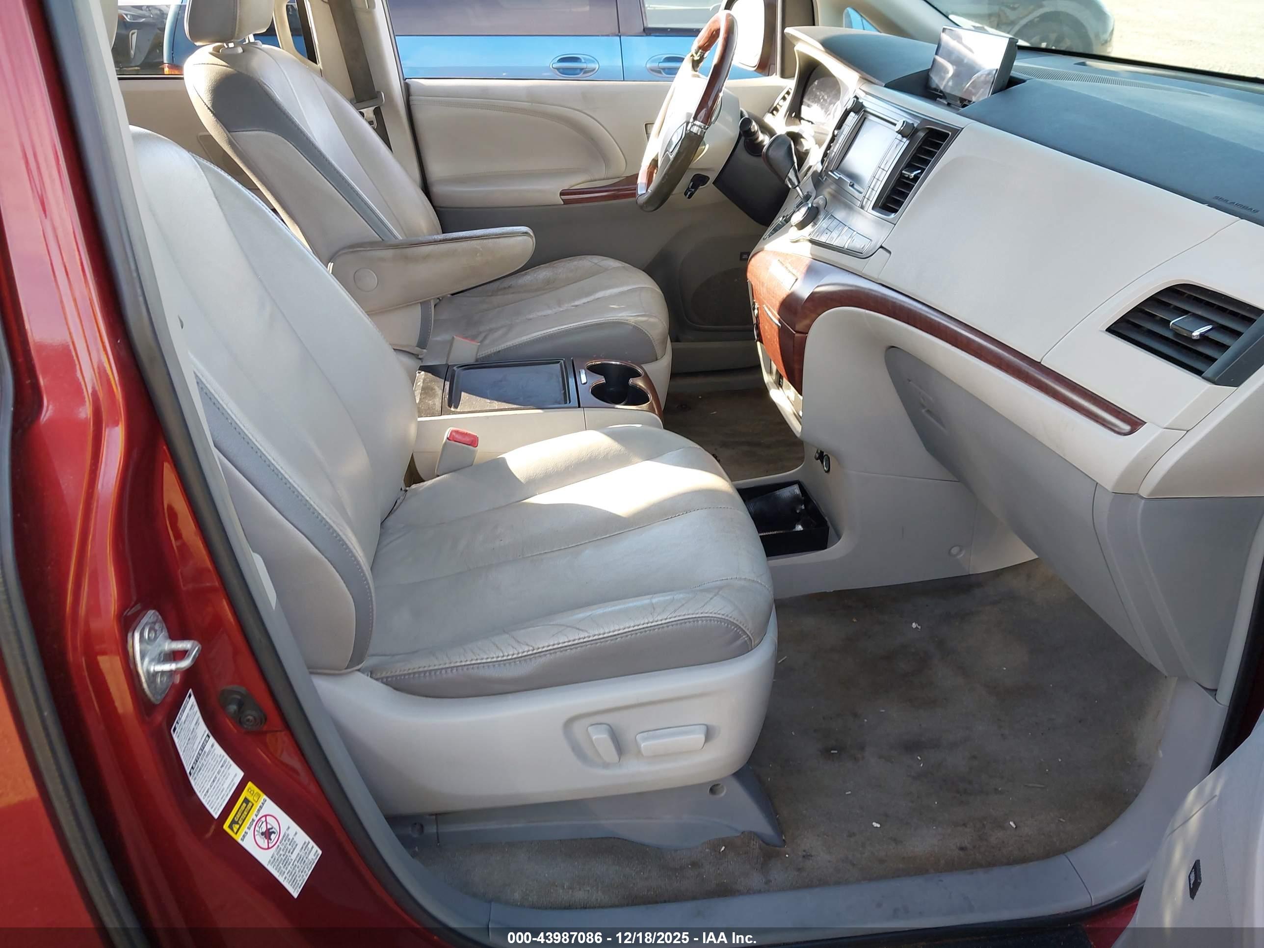 TOYOTA SIENNA image 5