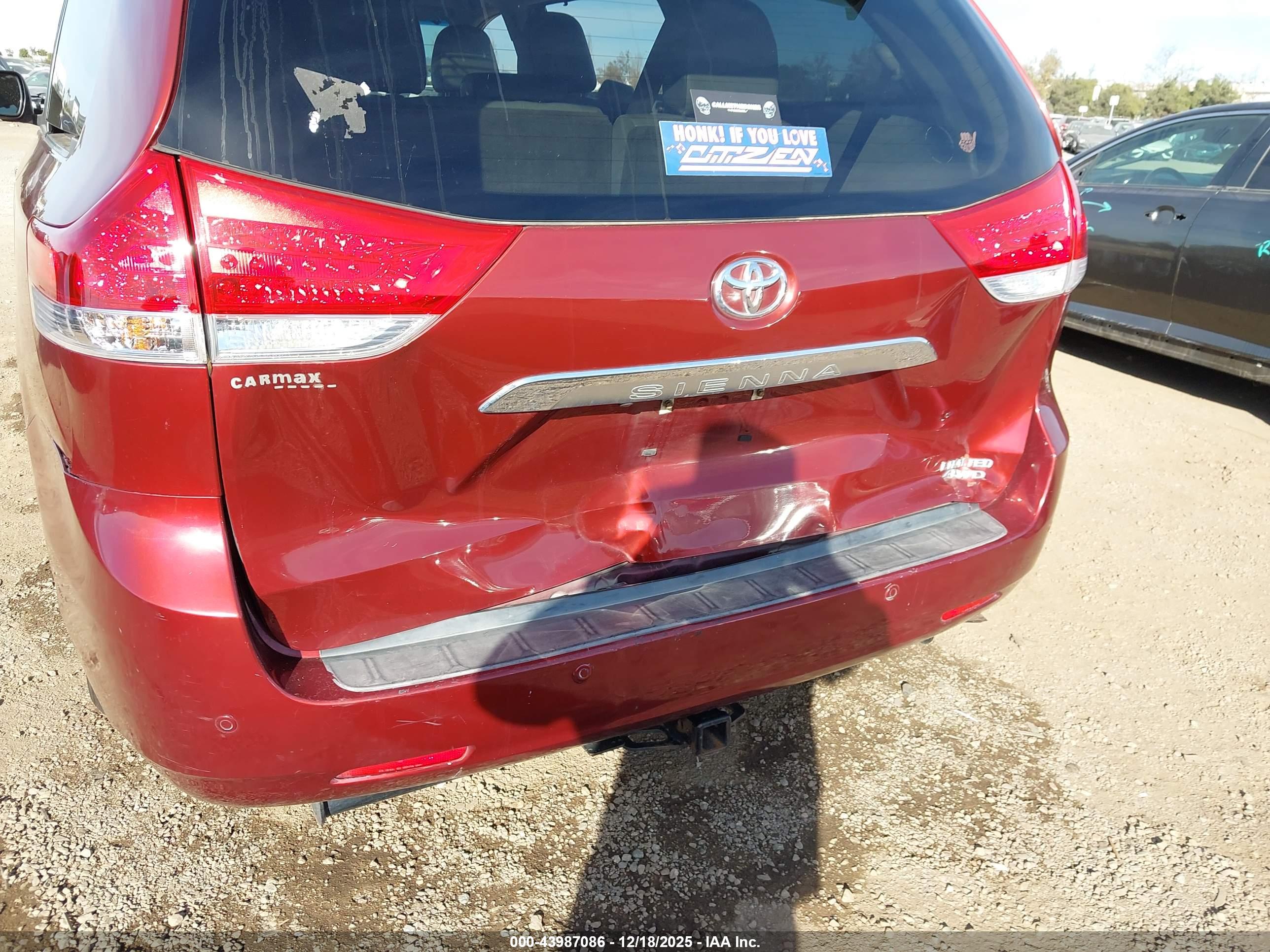 TOYOTA SIENNA image 6