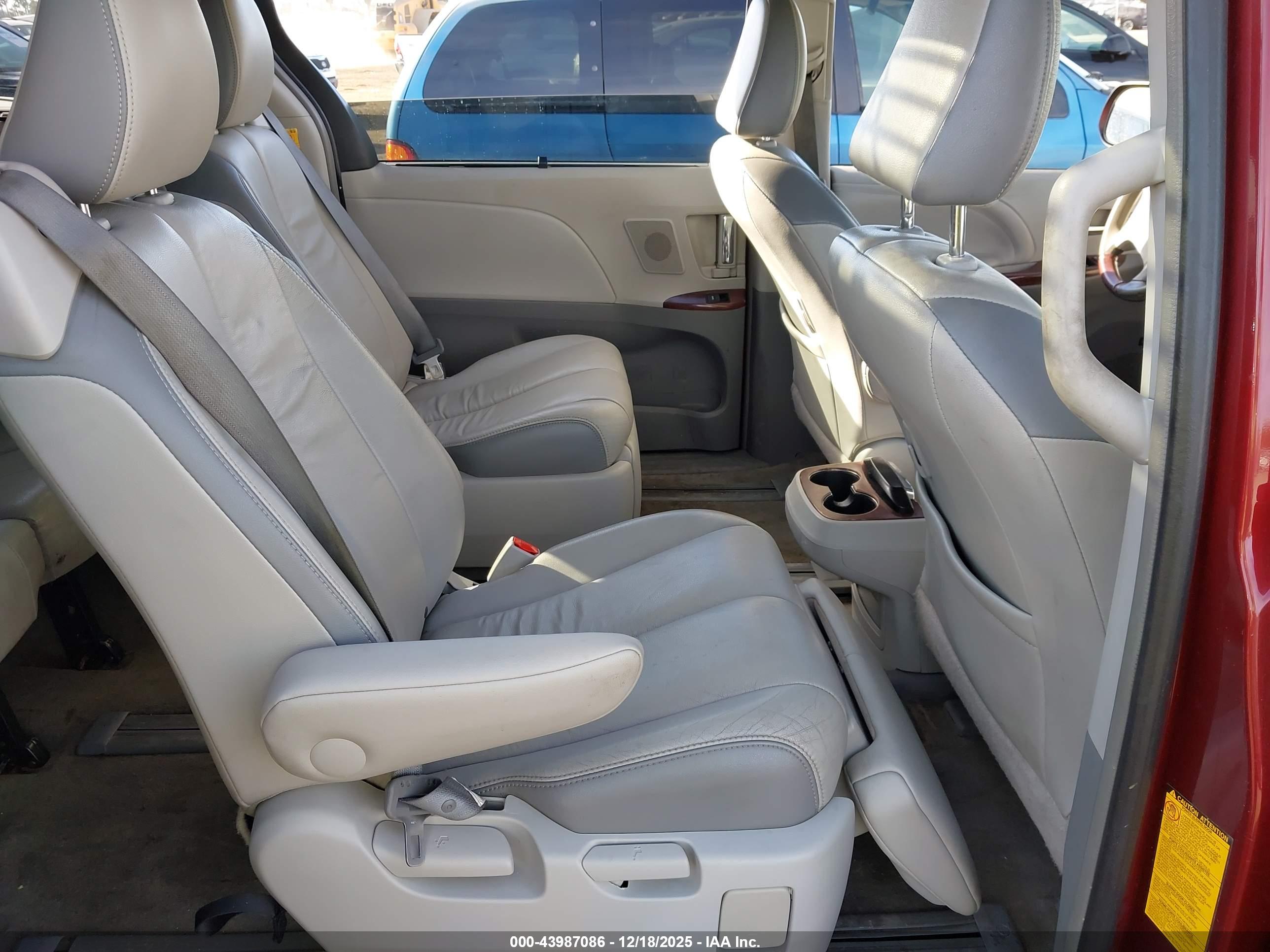 TOYOTA SIENNA image 8